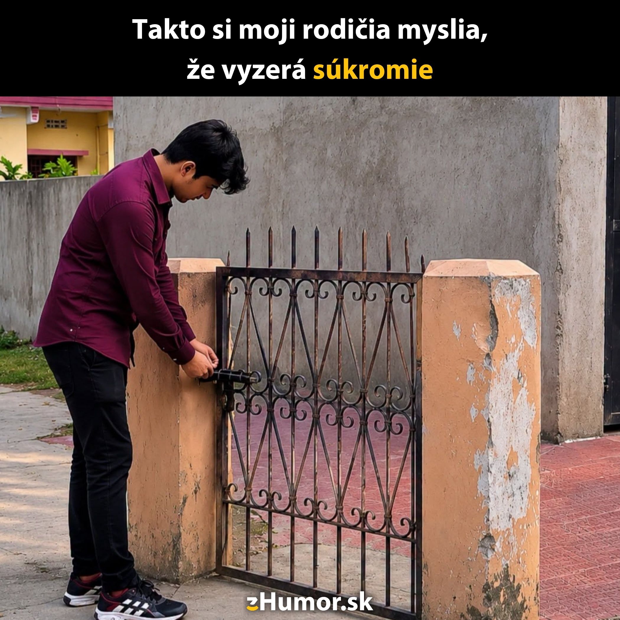 Muž zamyká malú bránku na dvore, ktorý je oddelený od ulice nízkym múrikom.