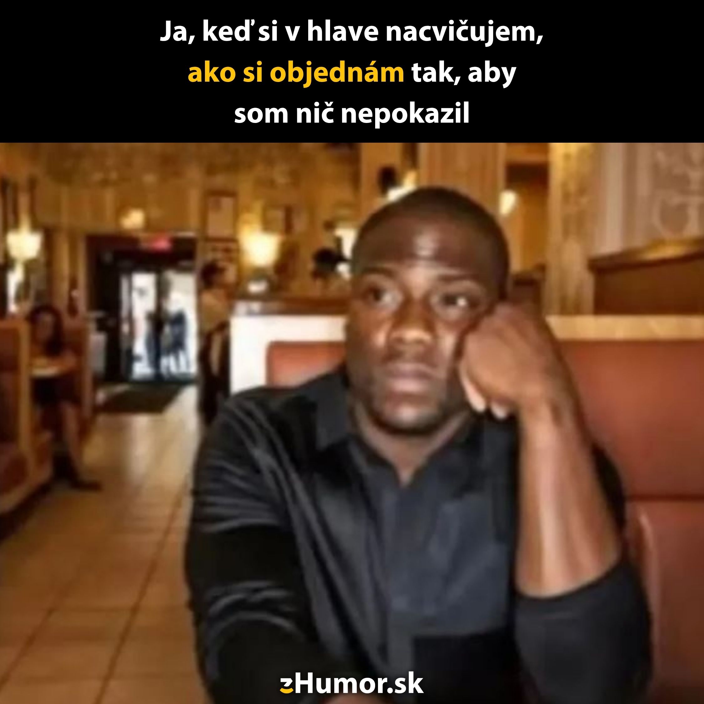 Osoba v reštaurácii premýšľa nad objednávkou, pozadie ľahko rozmazané. Text: Ja, nácvik objednávky bez chyby.