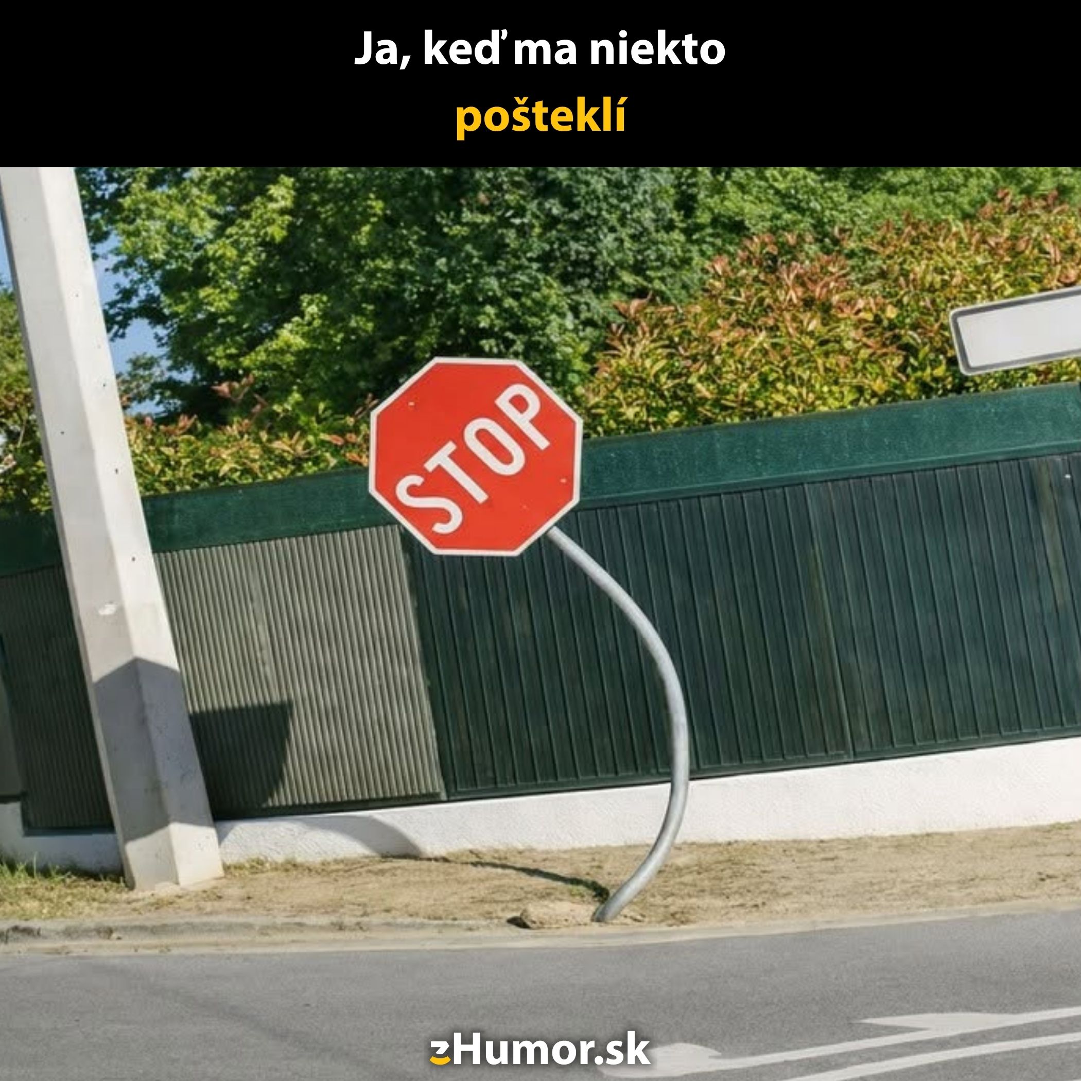 Zakrivená dopravná značka STOP pred plotom, ilustrujúca humoristický výraz situácie.