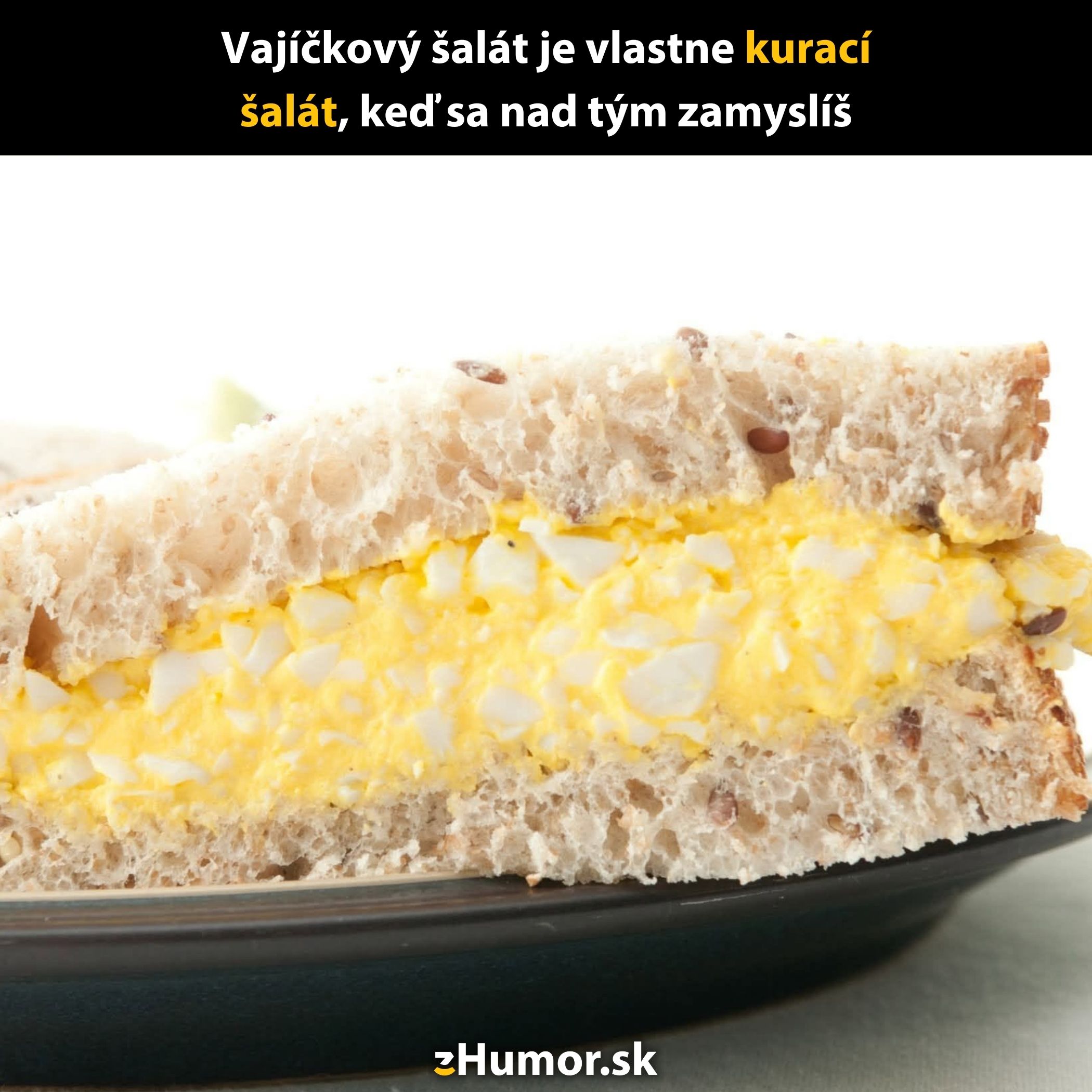 Sendvič s vajíčkovým šalátom na svetlom pozadí, text: Vajíčkový šalát je vlastne kurací šalát, keď sa nad tým zamyslíš.