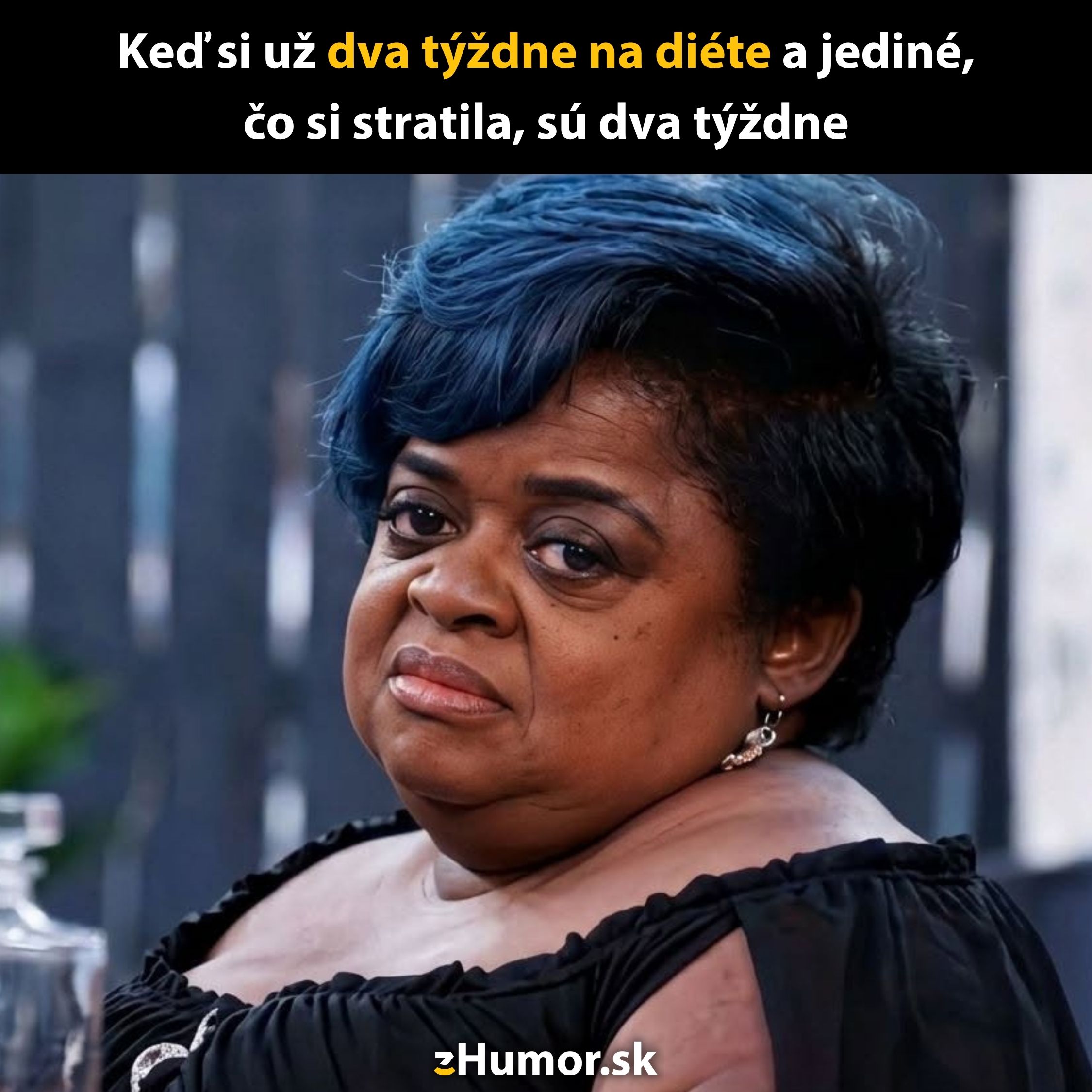 Žena s ironickým pohľadom a vtipným textom o diéte.