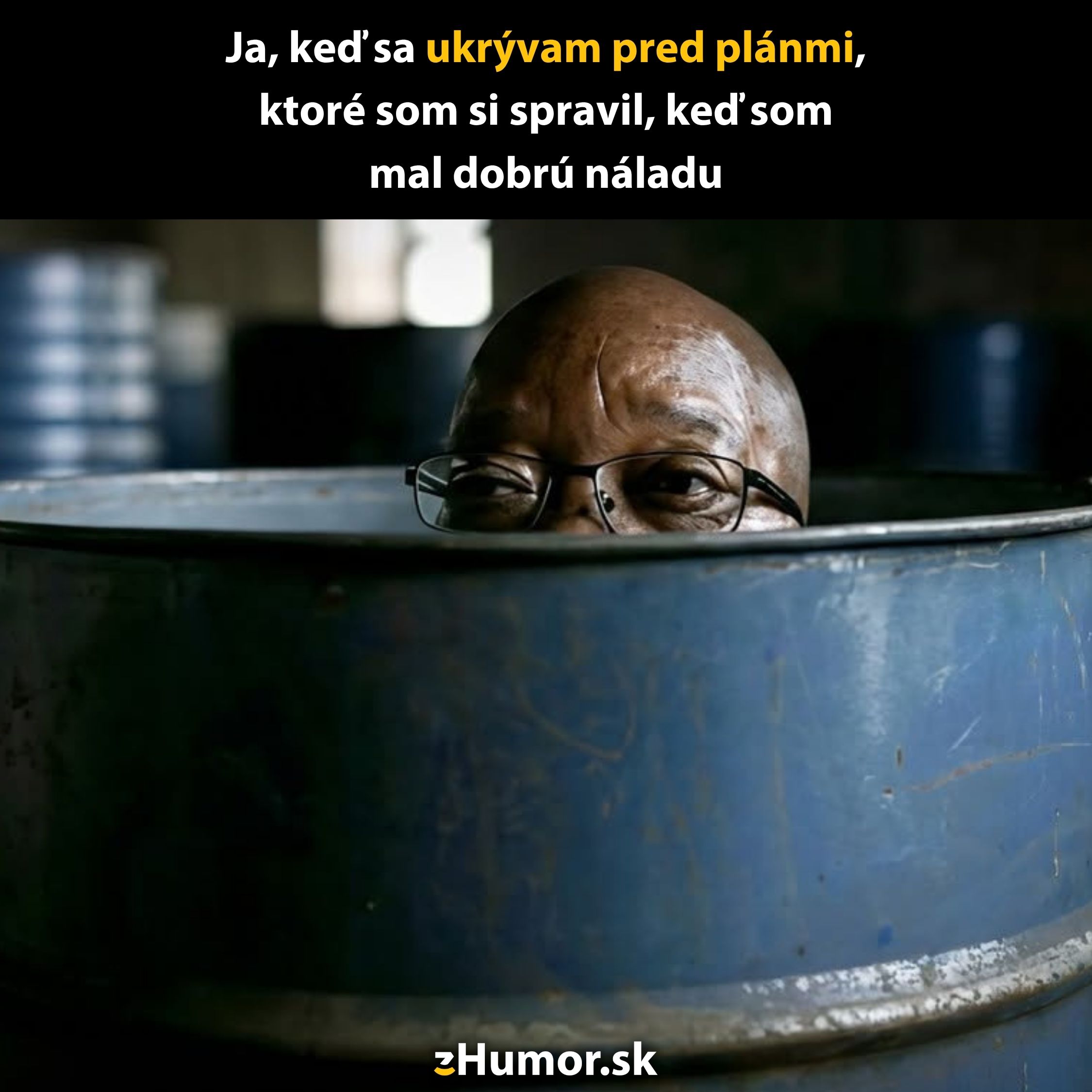 Muž s okuliarmi sa skrýva v modrom sude, s humorným textom o plánoch a nálade.