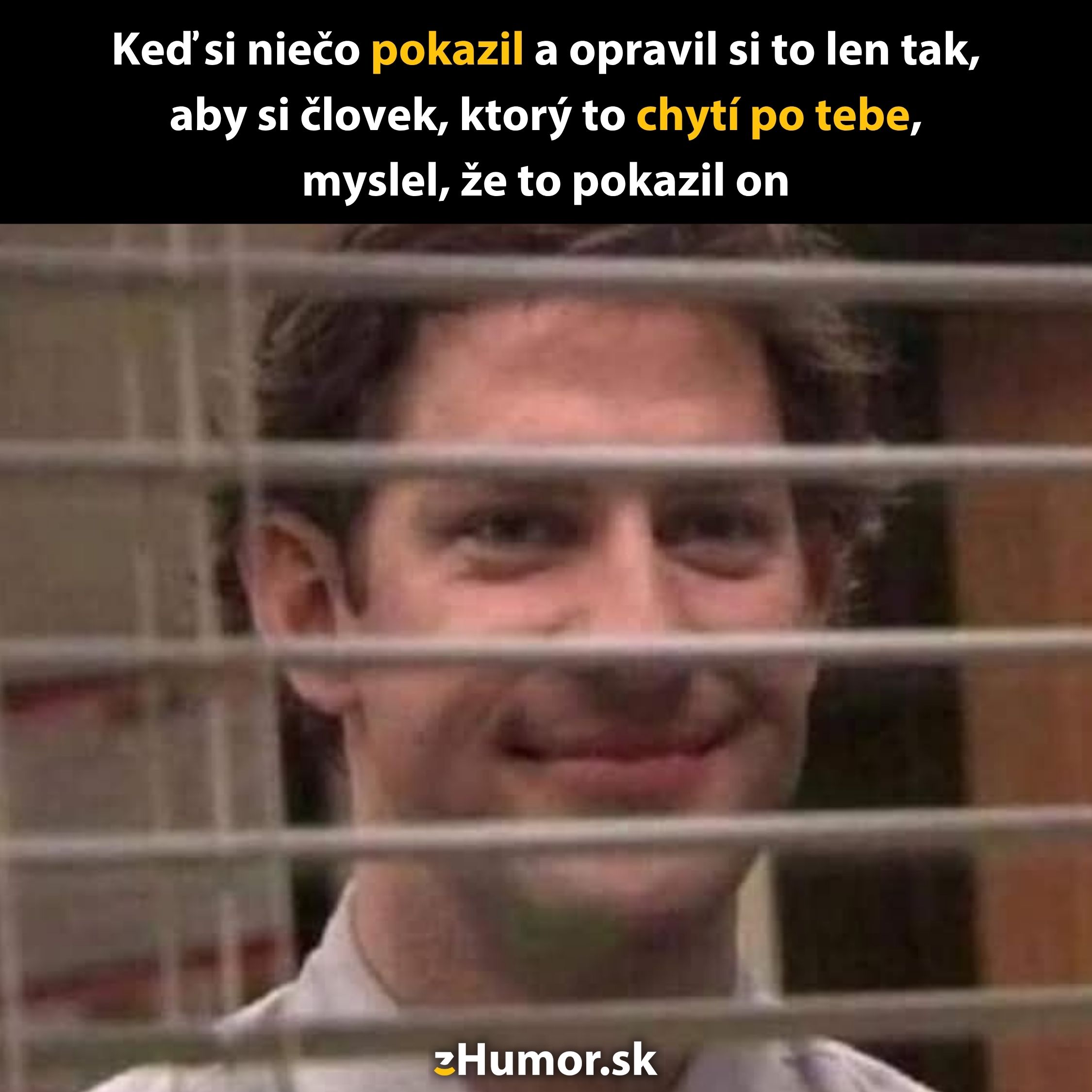 Muž za žalúziami sa smeje, keď tajne napraví chybu, aby iný vyzeral ako vinník.