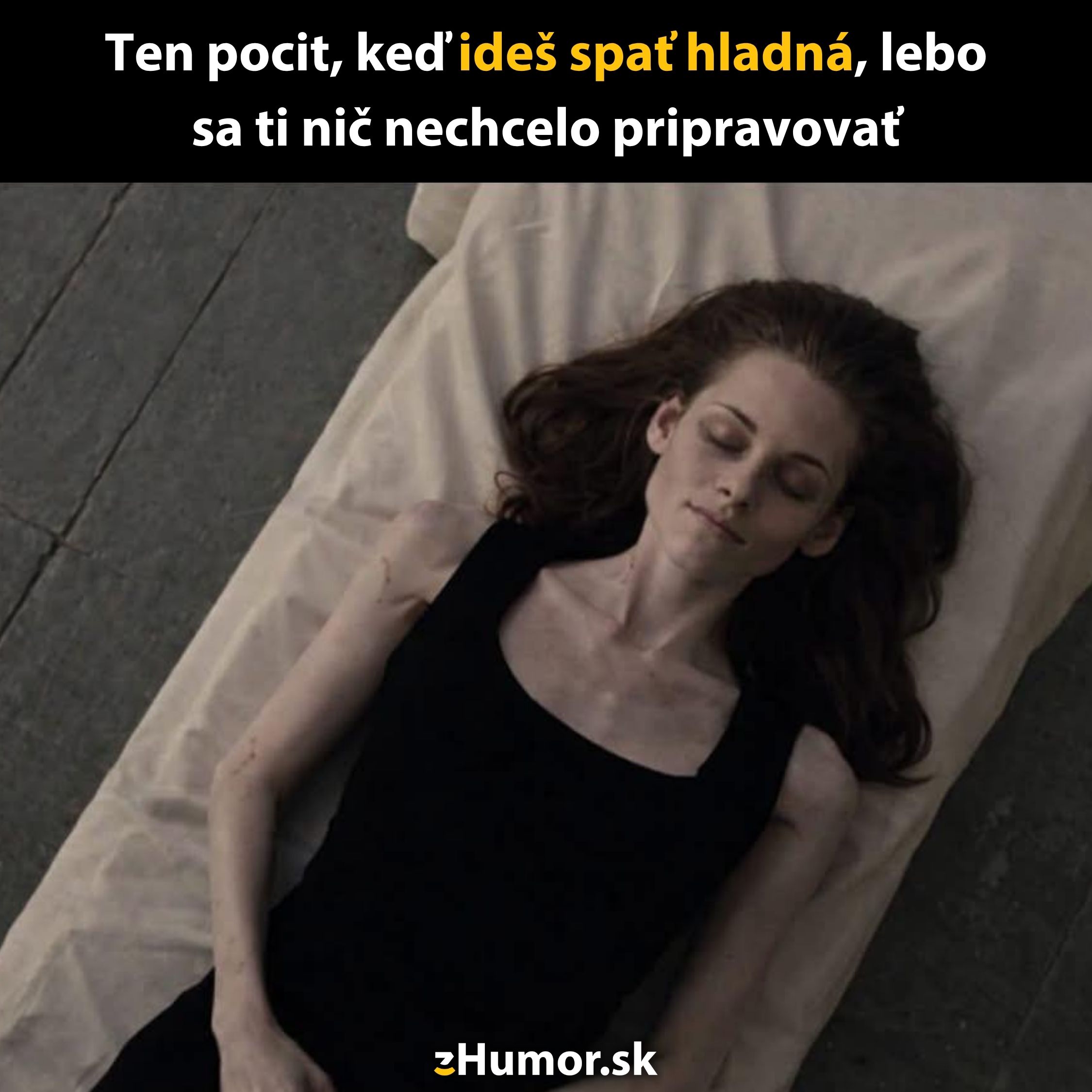 Žena leží na posteli v čiernych šatách s úsmevom, ilustruje pocit ísť spať hladná bez varenia.