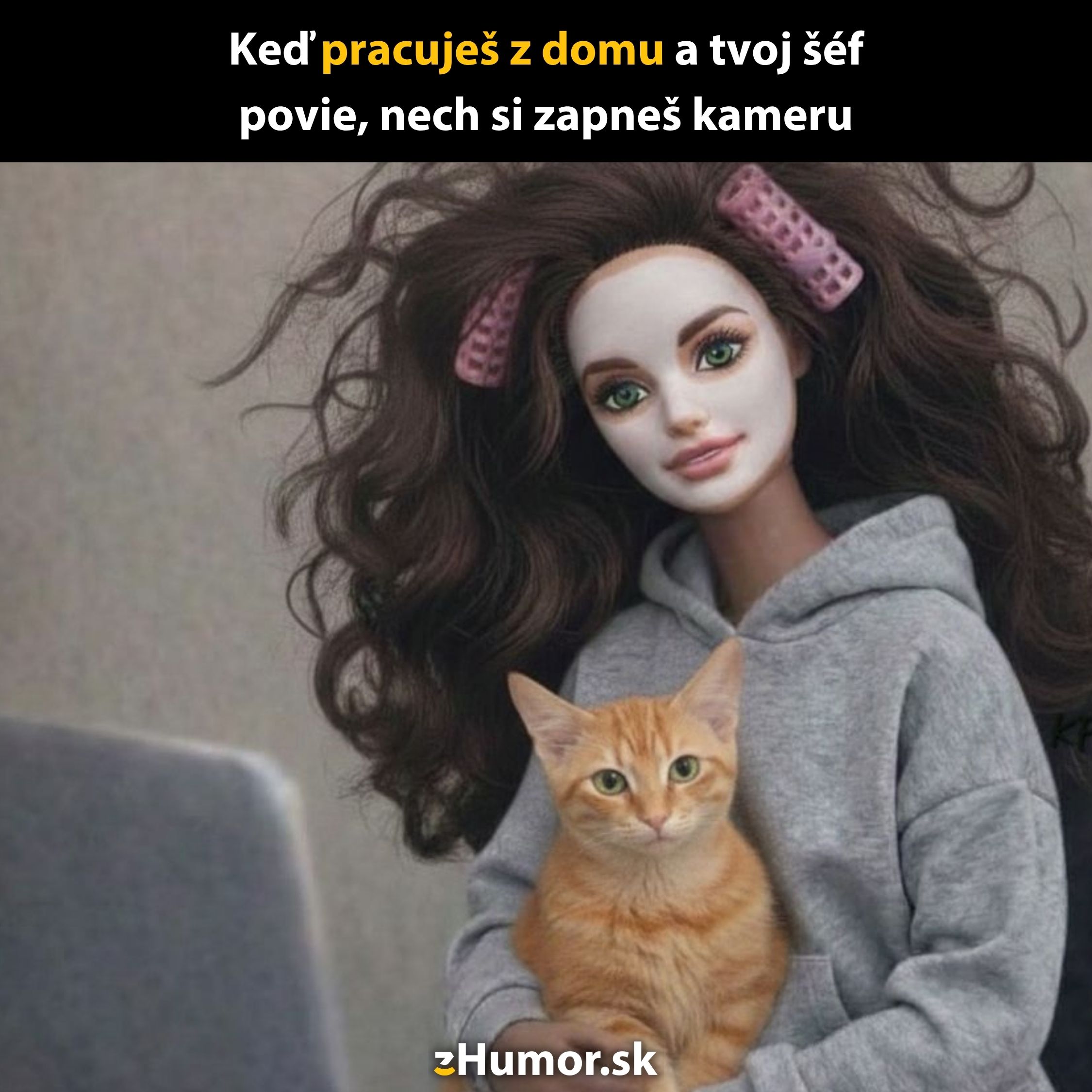 Bábika s pleťovou maskou a mačkou, pracujúca z domu, keď šéf žiada zapnúť kameru počas videohovoru.
