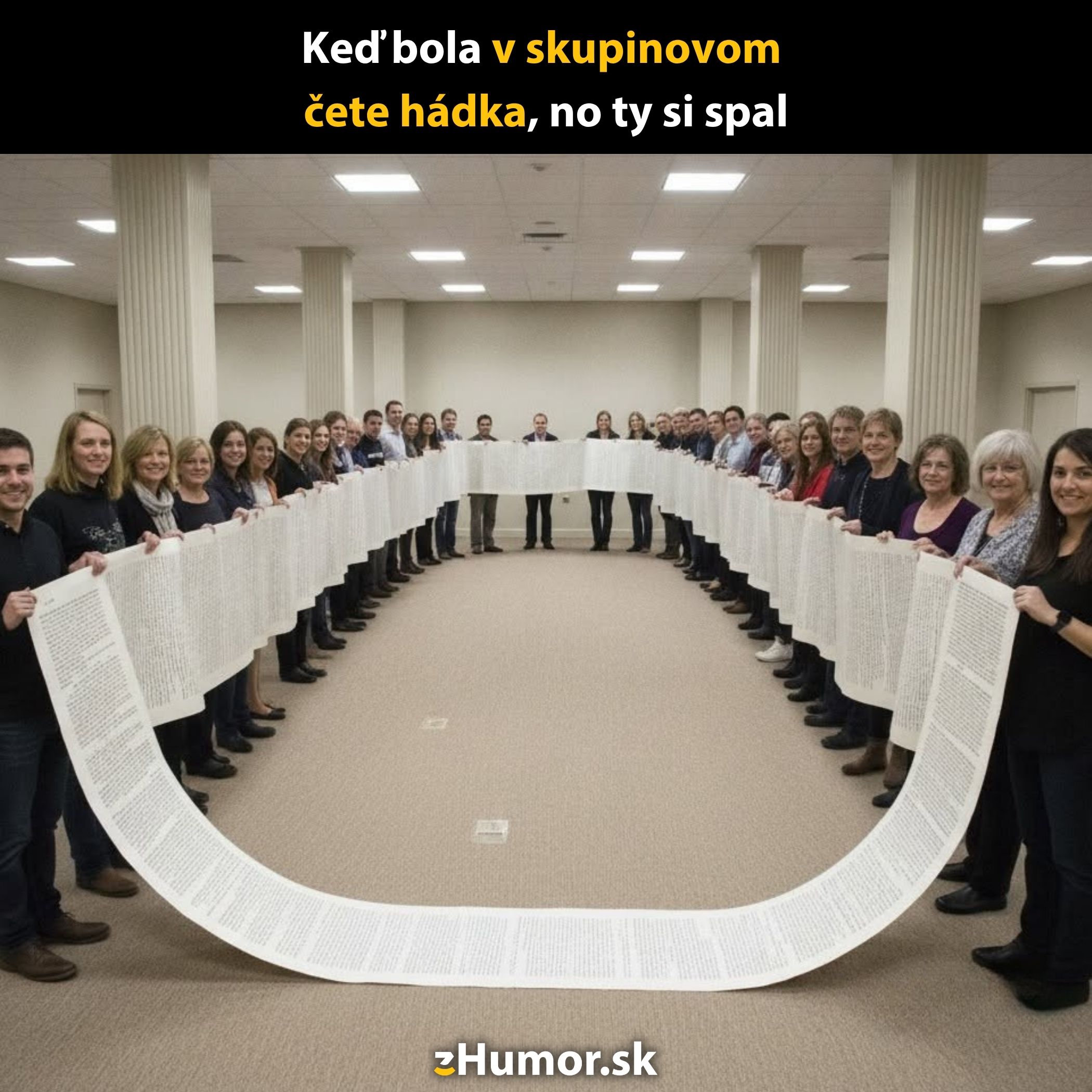 Skupina ľudí v miestnosti drží obrovský dlhý list papiera s textom, vtipná situácia zo skupinového četu.
