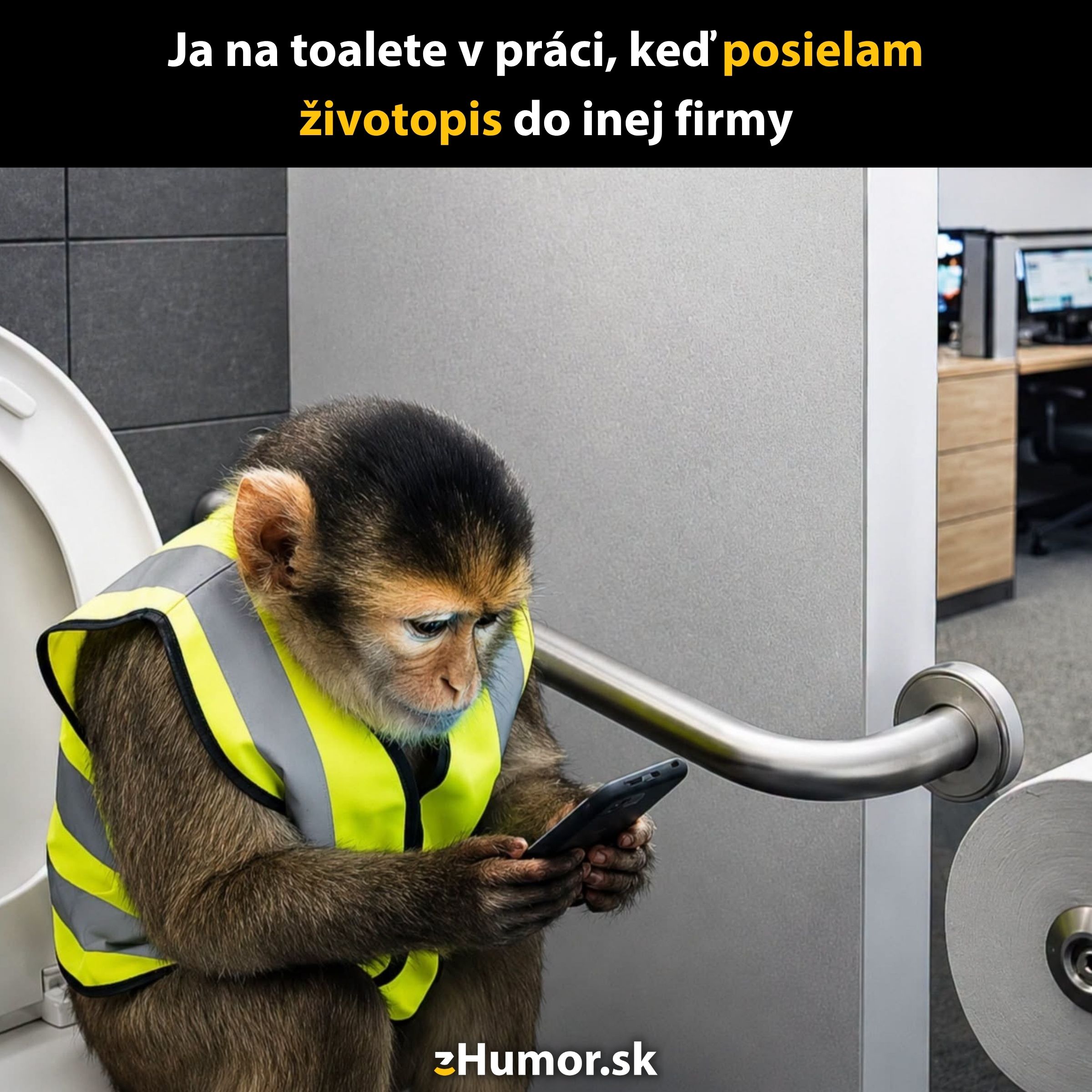 Opica v reflexnej veste sedí na toalete a pozerá na mobil, v kancelárii; humorná situácia.