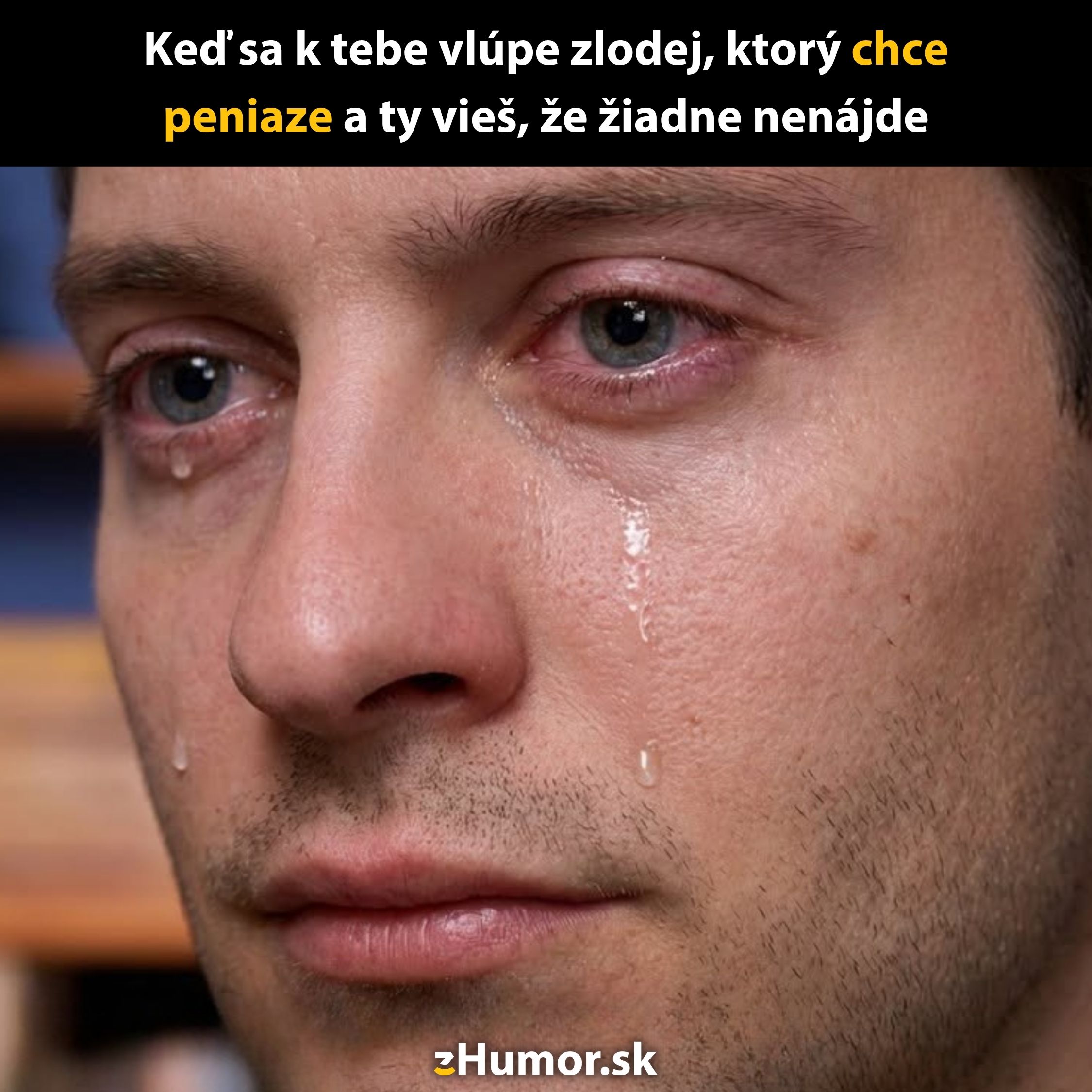 Muž s výrazom smútku a slzami v očiach, text: Keď nemáš peniaze, ale zlodej ich chce.