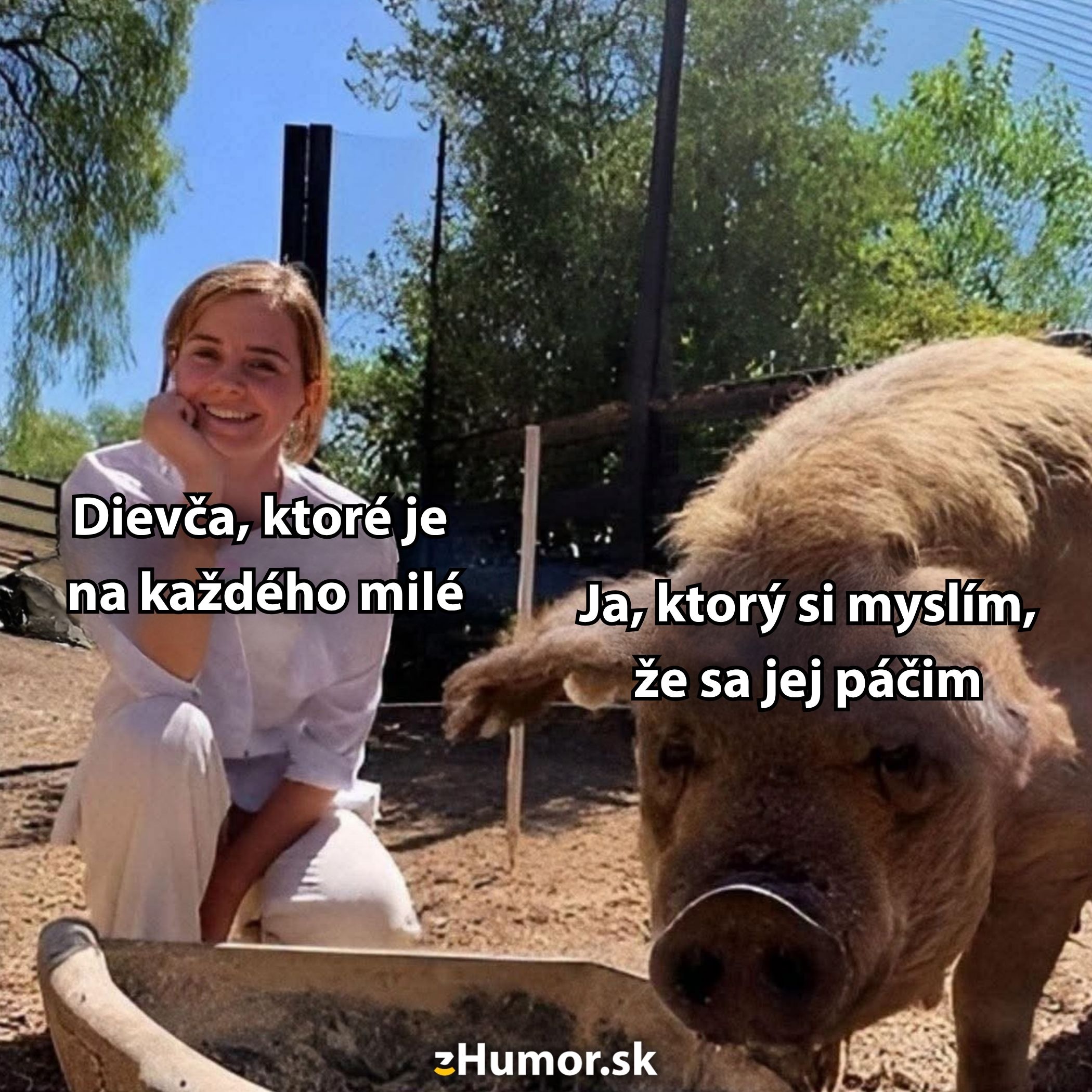 Dievča sa usmieva vedľa prasaťa s humorným textom o nevzájomnej náklonnosti.
