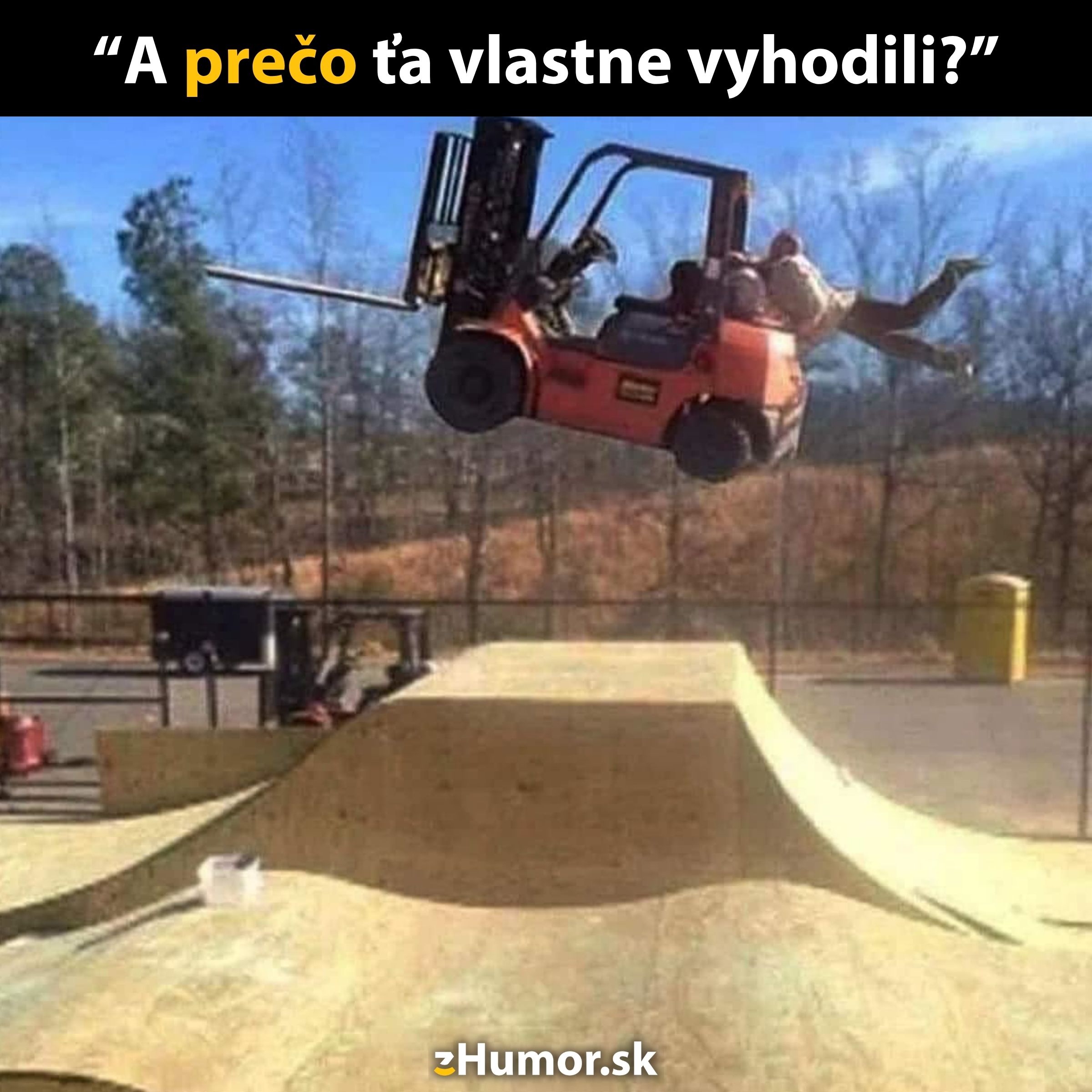 Vysokozdvižný vozík letí cez rampu so šoférom, ktorý sa drží zubami-nechtami, vtipné a nebezpečné momenty práce.