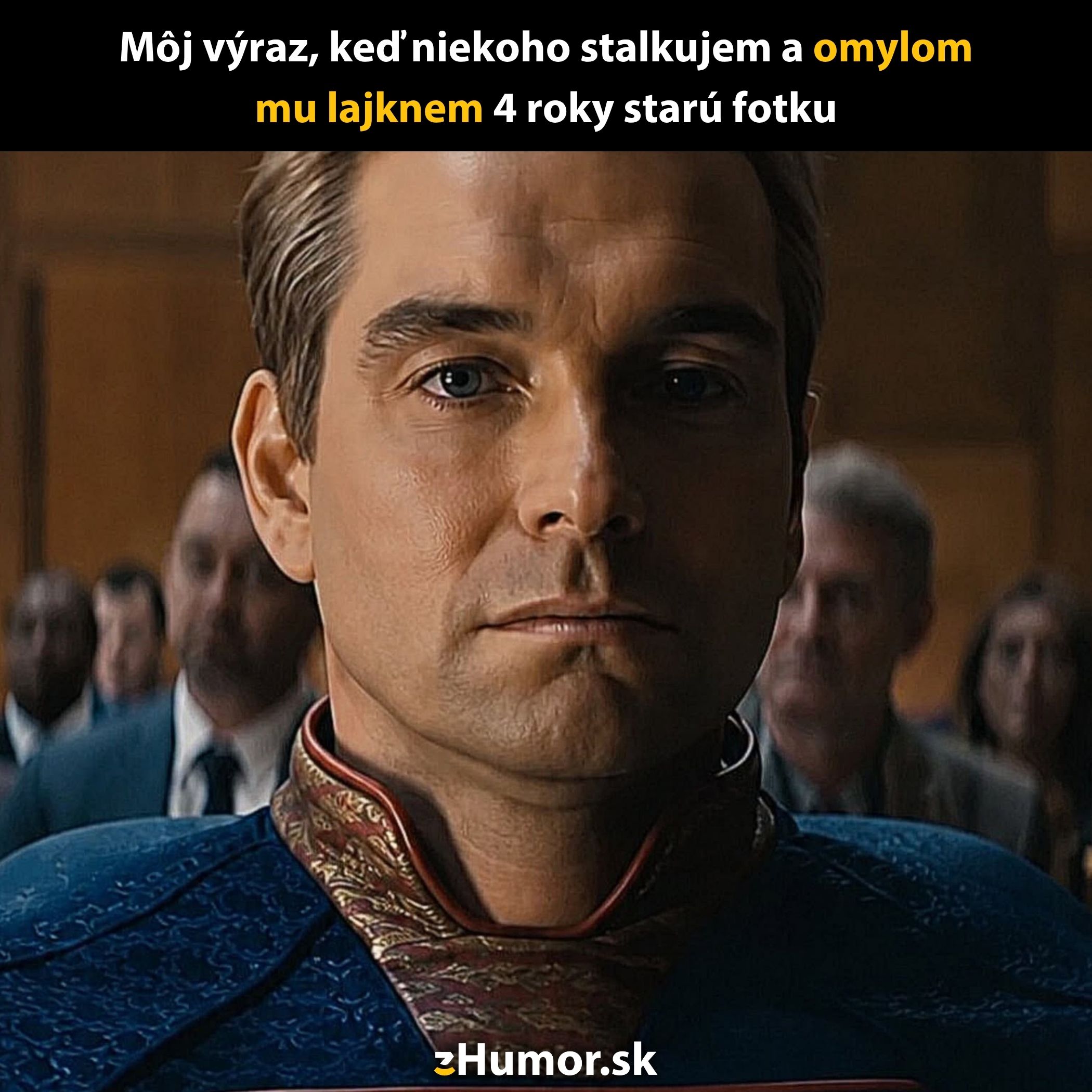 Muž v superhrdinskom kostýme s vážnym výrazom tváre, text hovorí o náhodnom lajknutí starej fotky.