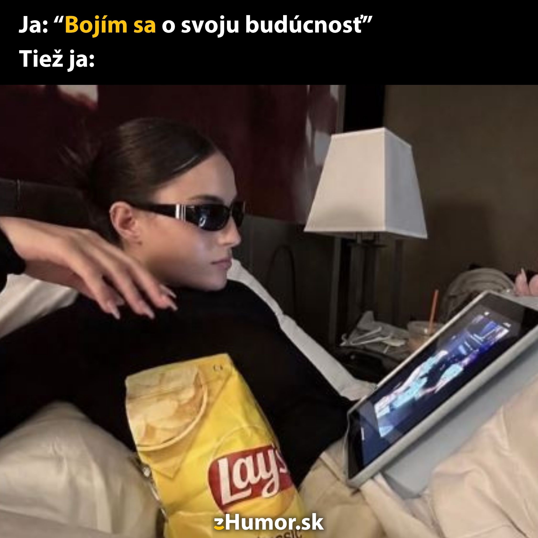 Osoba leží v posteli, sleduje tablet, s balíkom čipsov a textom Bojím sa o svoju budúcnosť.