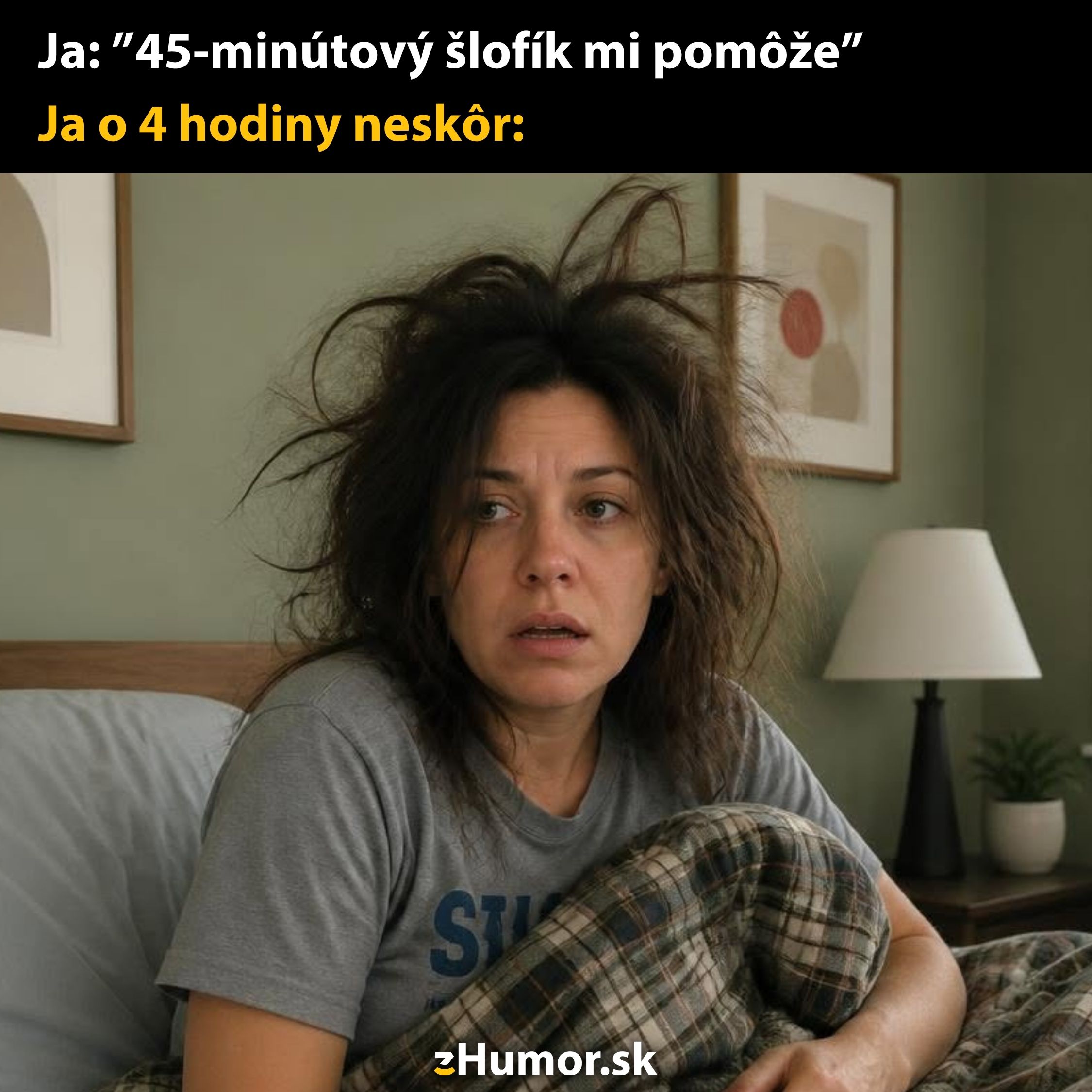 Žena s rozcuchanými vlasmi v posteli, vyčerpaná po dlhom spánku s vtipným nápisom o krátkom šlofíku.