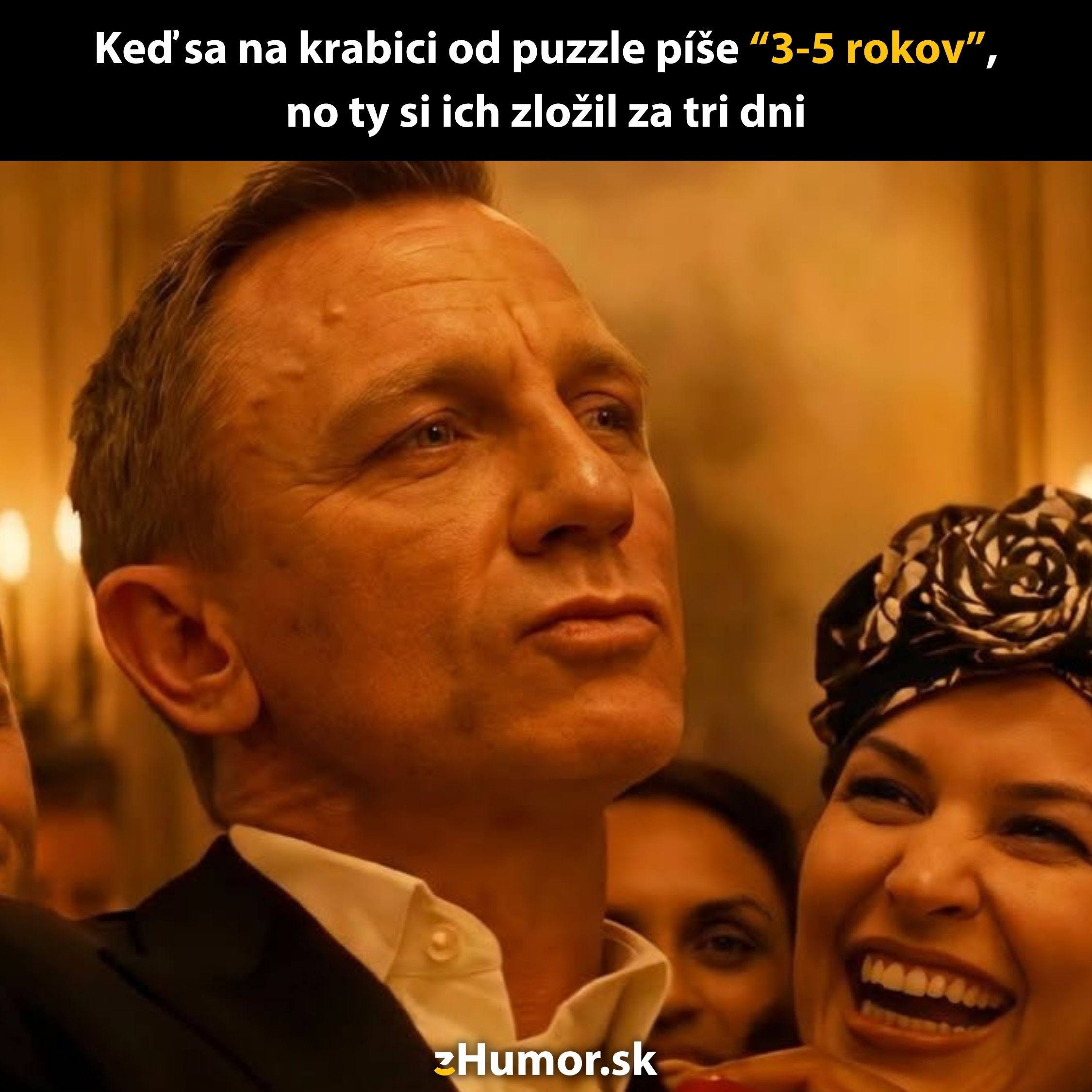 Muž so spokojnou tvárou v luxusnom prostredí, humorne oslavujúci rýchle skladanie puzzle určeného pre deti.