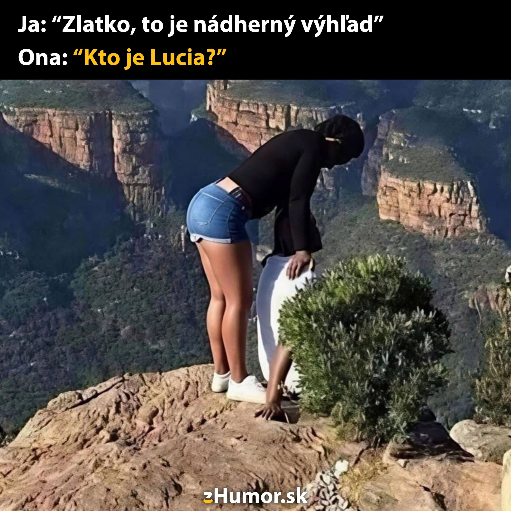 Žena na okraji útesu s výhľadom na kaňon a humorným textom o neznámej Lucii.