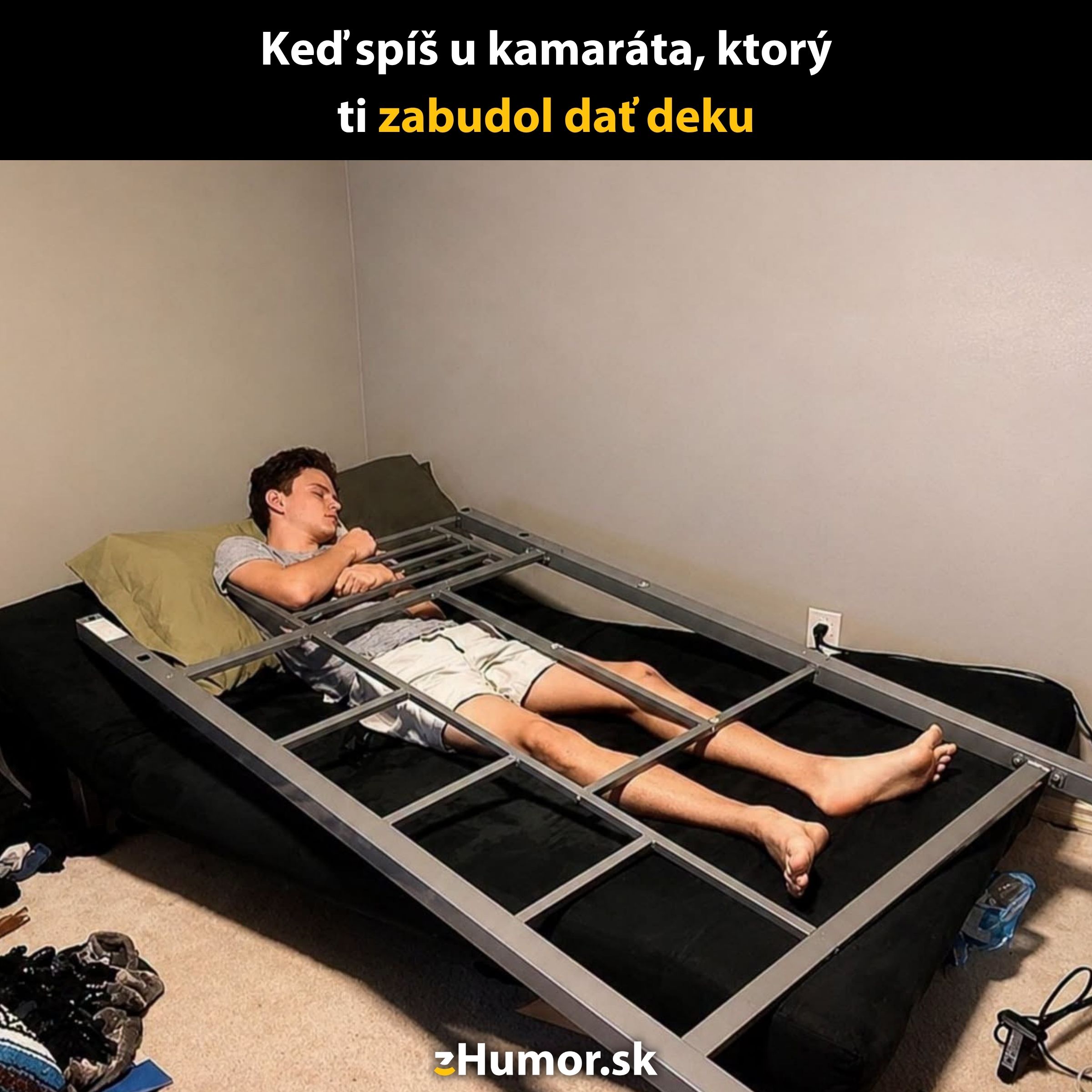 Muž spí na posteli s kovovým rámom namiesto deky, vtipná situácia.