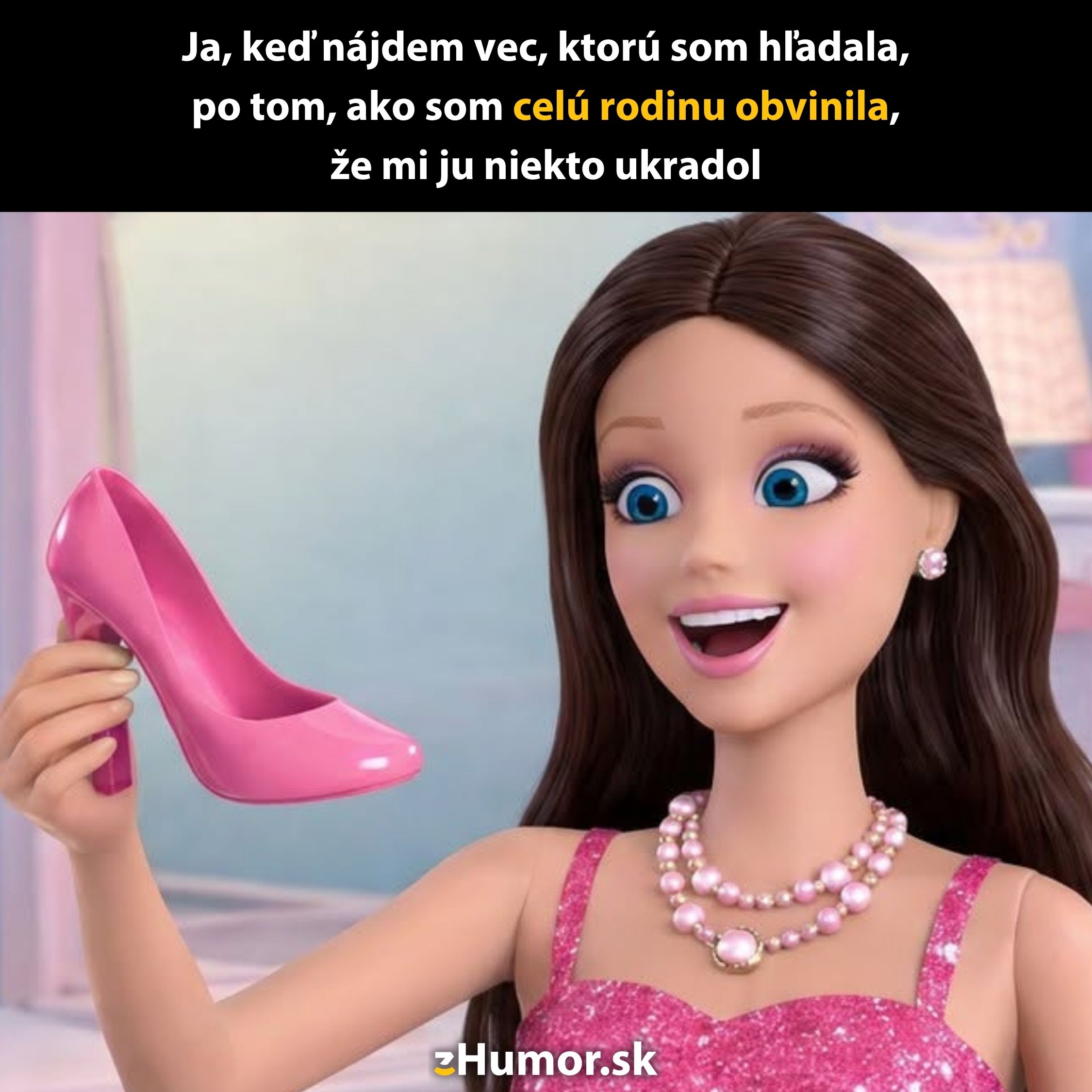 Animovaná postava s ružovou topánkou vyjadruje radosť z nájdeného predmetu po zbytočnom obvinení rodiny.