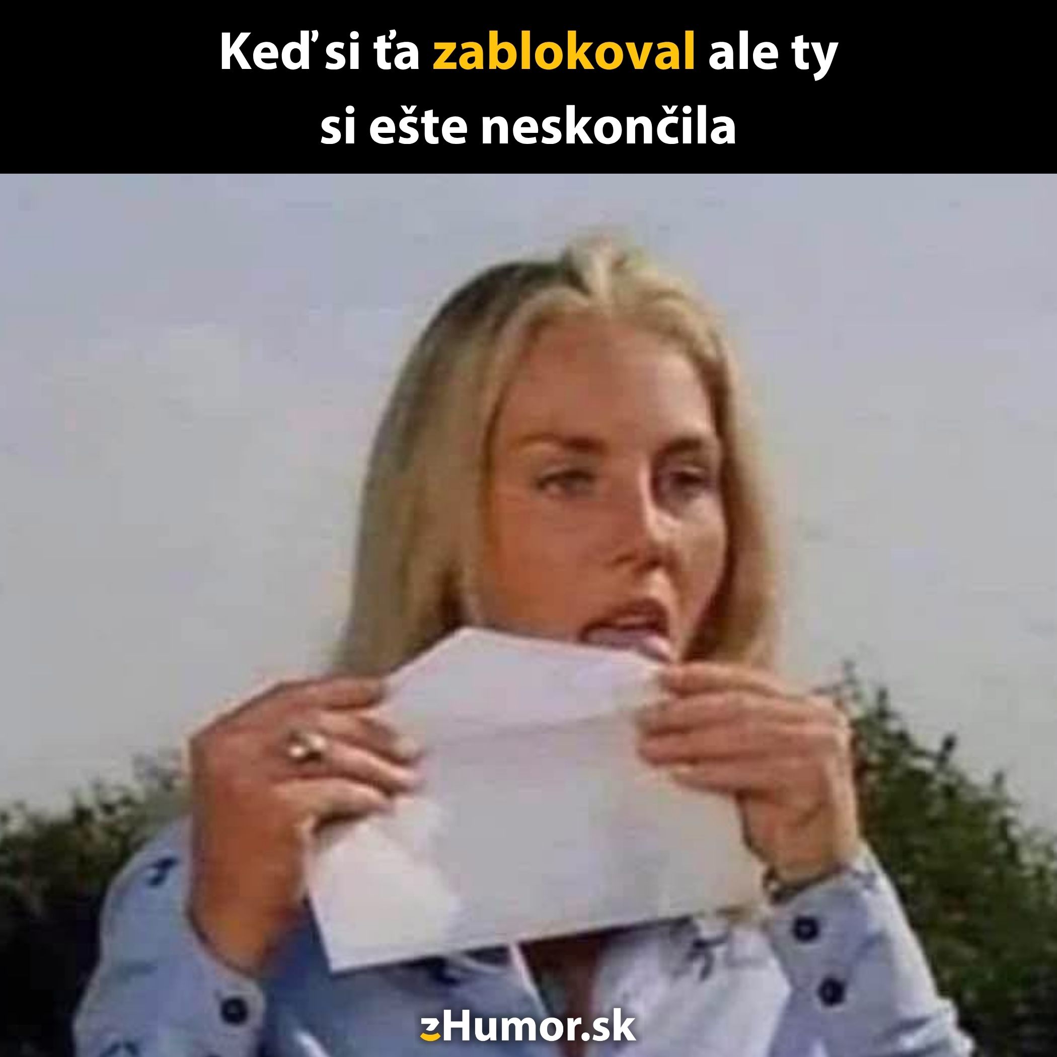 Žena líže obálku so zábavným textom o tom, keď ťa niekto zablokuje, ale ty máš ešte čo povedať.