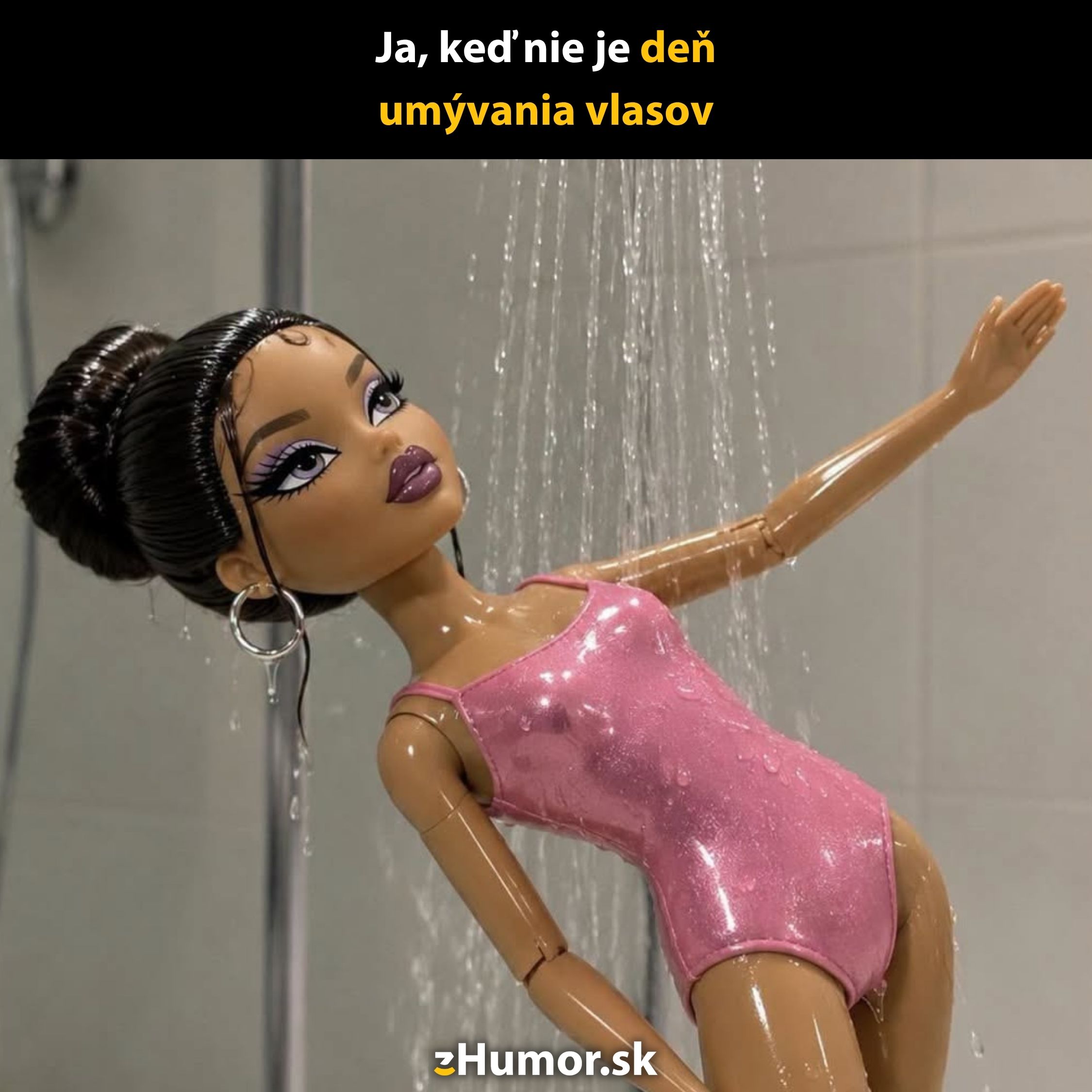 Bábika v ružových plavkách v sprche s textom Ja, keď nie je deň umývania vlasov.