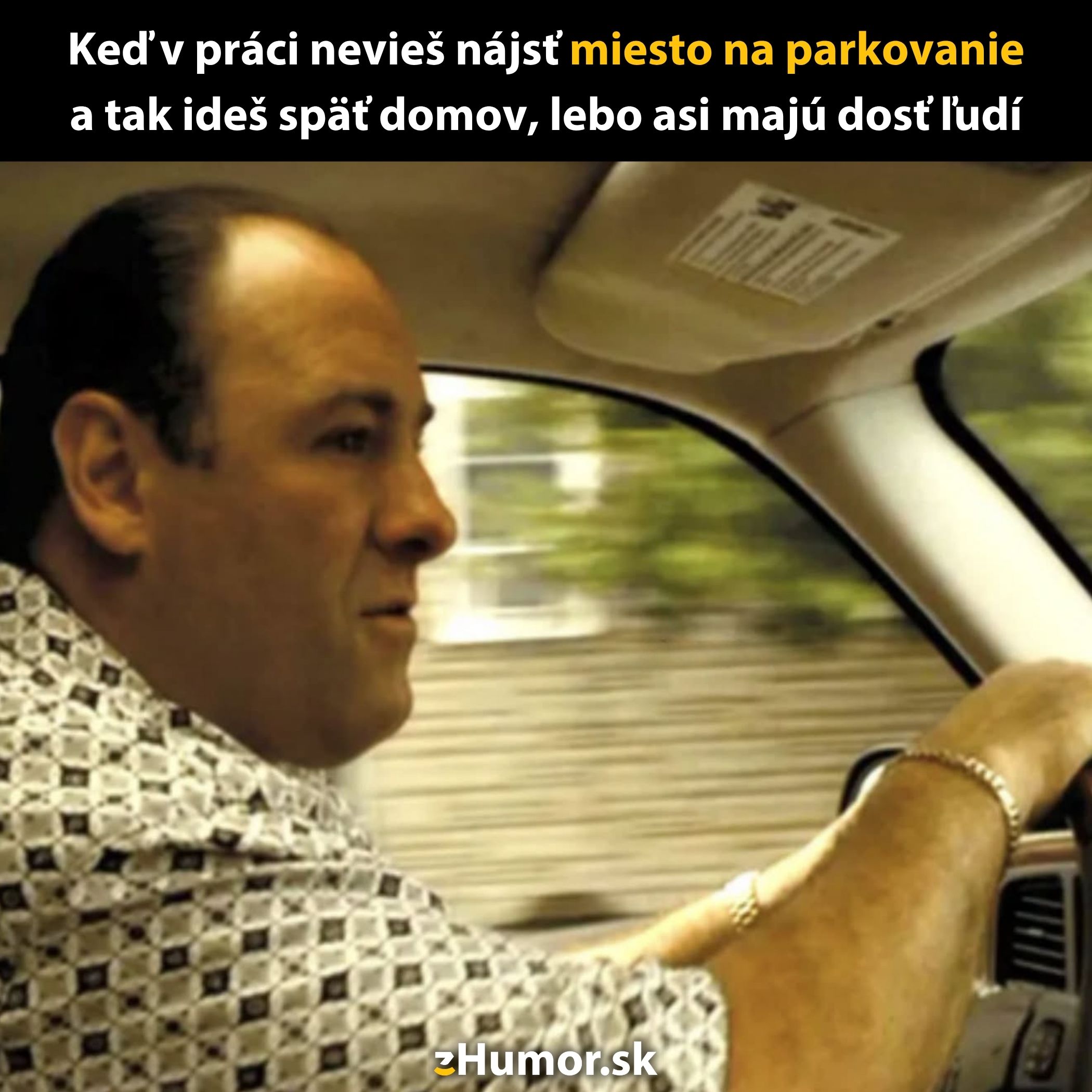 Muž sedí za volantom auta, odchádza z práce kvôli nedostatku parkovacích miest, s vtipným popisom na obrázku.