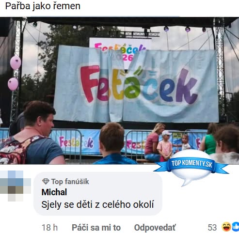 Deti sa zabávajú na festivale Fetáček s pestrými nápismi na pódiu.