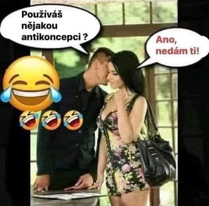 Pár si šepká vtipný rozhovor o antikoncepcii, vedľa nich veľký emoji smejúci sa slzami.