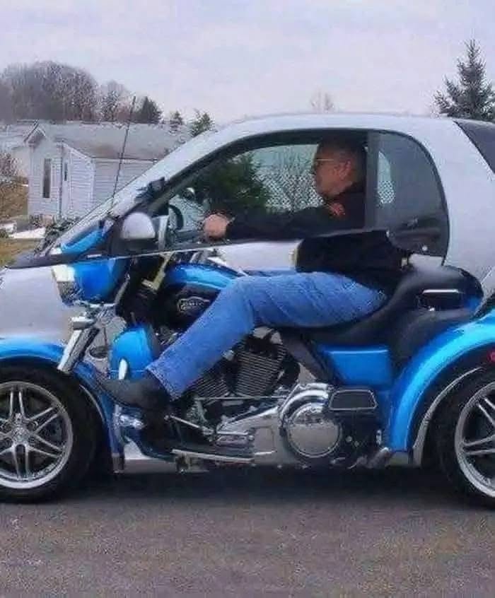 Muž jazdí v malom aute s výrazným motocyklovým zadkom, spája štýl a zábavu.