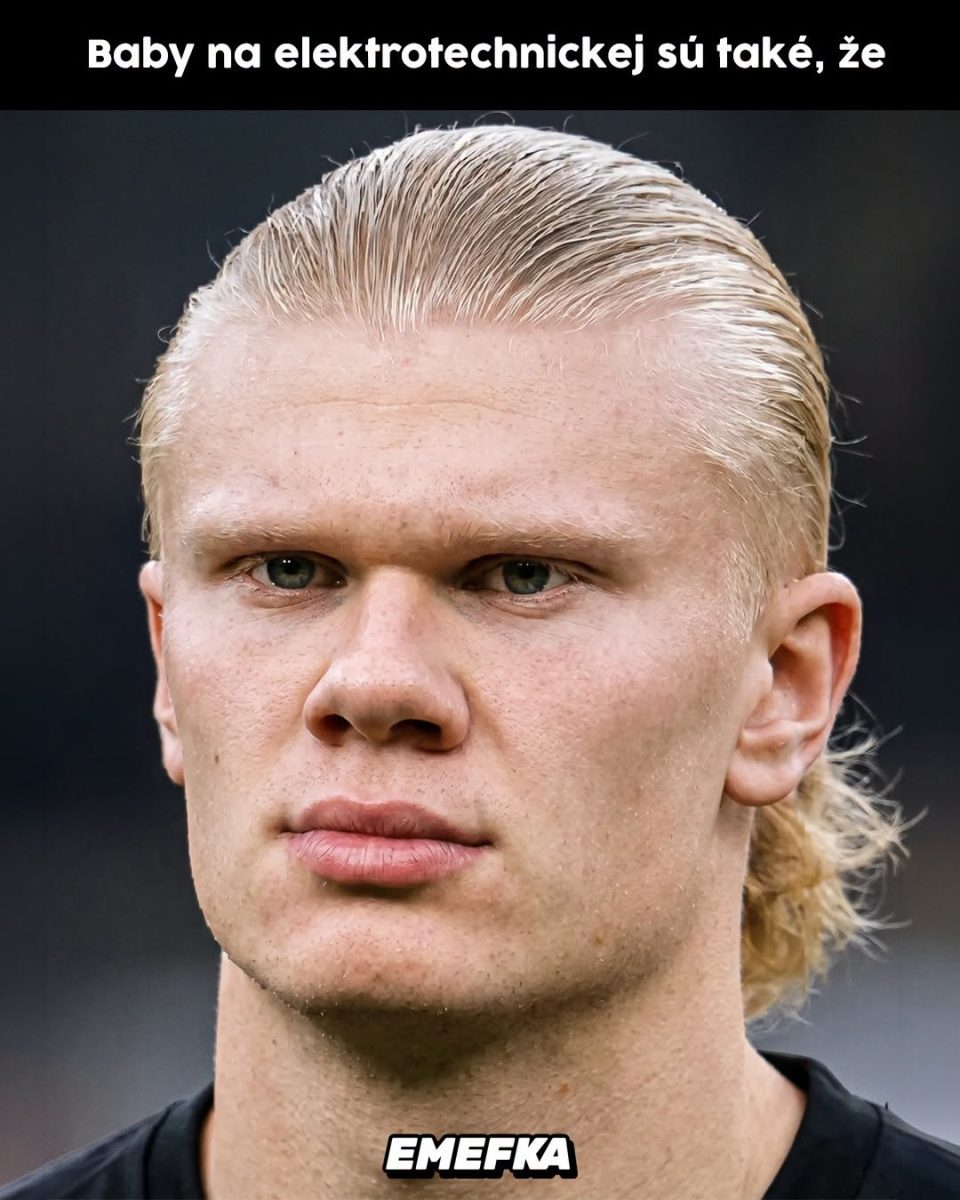 Blond muž s vážnym výrazom tváre a elegantným účesom, s vtipným textom o elektrotechnike v pozadí.