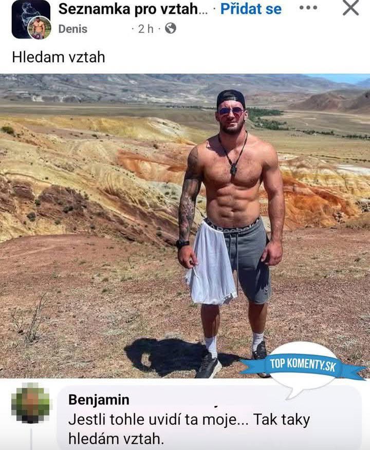 Osoba na túre v malebnej prírode hľadá vzťah, stojí pred pestrofarebnými kopcami.