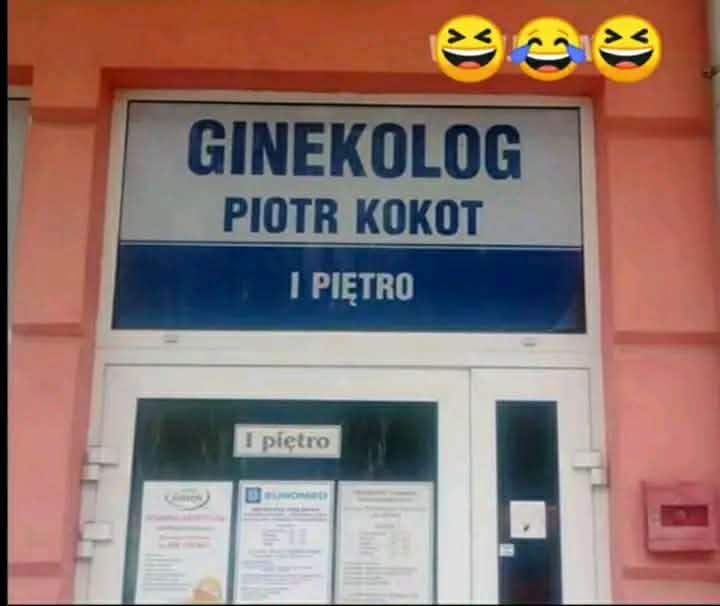 Vtipná tabuľa s nápisom „Gynekológ Piotr Kokot“ na budove, prvé poschodie, s emoji tvárami.