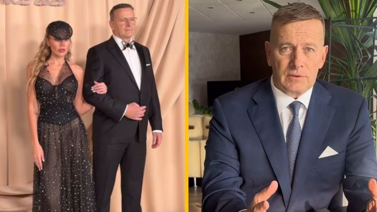 Dvojica vo formálnom oblečení na gala podujatí a muž v obleku počas rozhovoru pri interiérovej rastline.