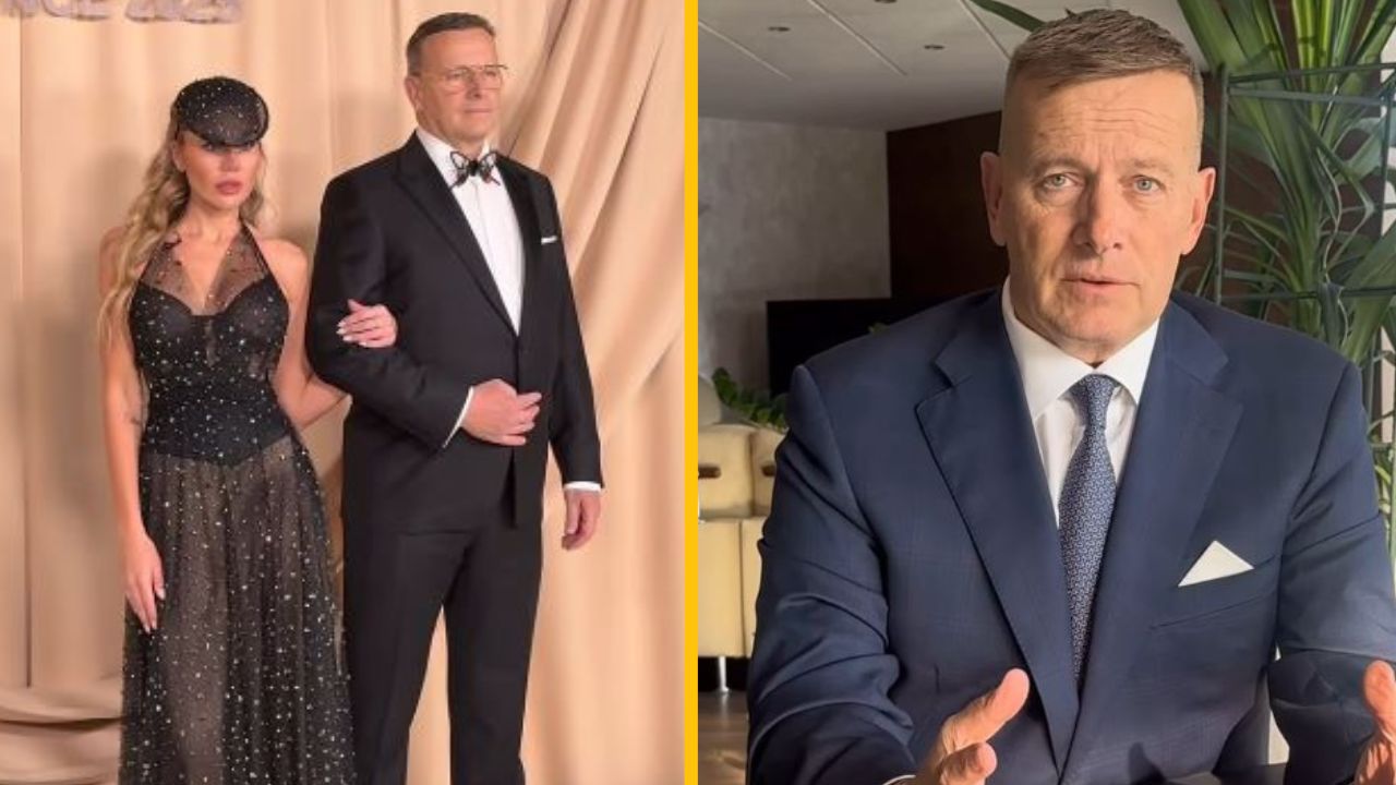 Dvojica vo formálnom oblečení na gala podujatí a muž v obleku počas rozhovoru pri interiérovej rastline.