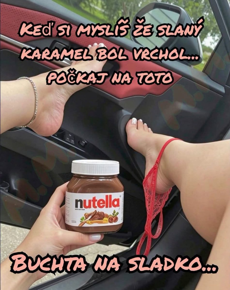 Osoba v aute drží pohár Nutelly a má nohy opreté na palubnej doske. Text na obrázku je vtipný.