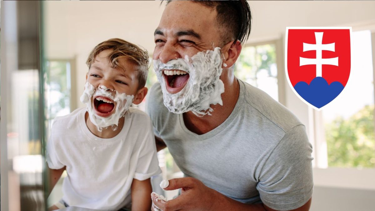 Otec a syn sa smejú s holiacou penou na tvári. Na obrázku je slovenský znak.