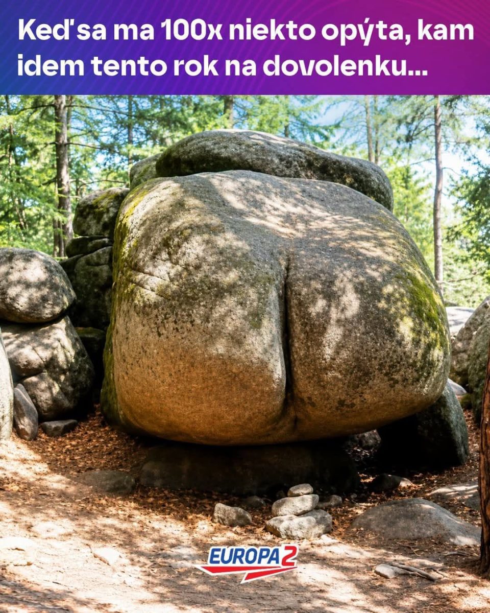 Veľký kameň v tvare zadnej časti tela v lese s logom rádia Europa 2 na zemi.