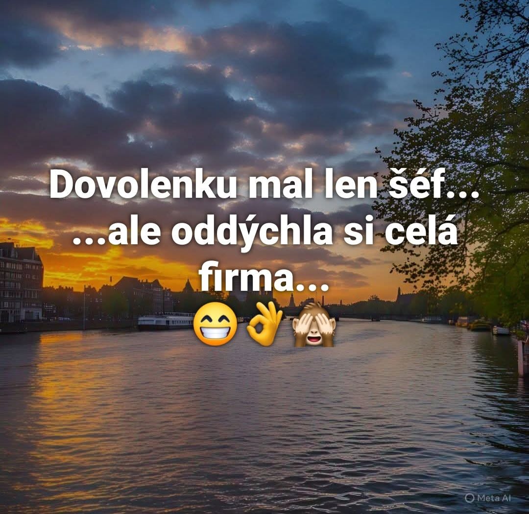 Západ slnka nad riekou s vtipným textom o šéfovej dovolenke, ktorá dala oddýchnuť celej firme.