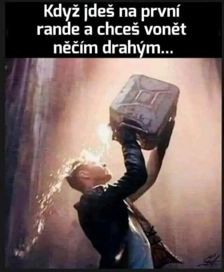 Muž pod kanylou s vodou, pripravený na prvé rande, zosmiešňuje prehnané používanie parfému.