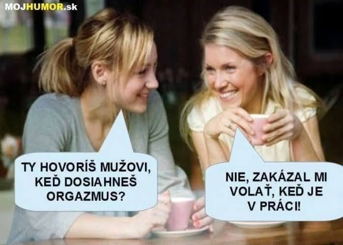 Dve ženy pri káve sa smejú na humornom dialógu o komunikácii s mužmi.