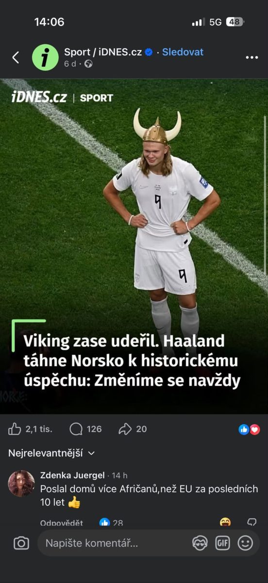 Hráč s rohom Vikinga na ihrisku v bielom drese, symbolizujúci športový úspech a sebadôveru na futbalovom zápase.