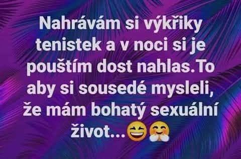 Vtipný text o vytváraní dojmu bohatého intímneho života pomocou zvukov tenistiek.