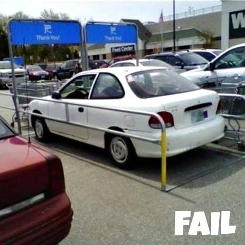 Auto zle zaparkované na mieste pre nákupné vozíky na parkovisku.