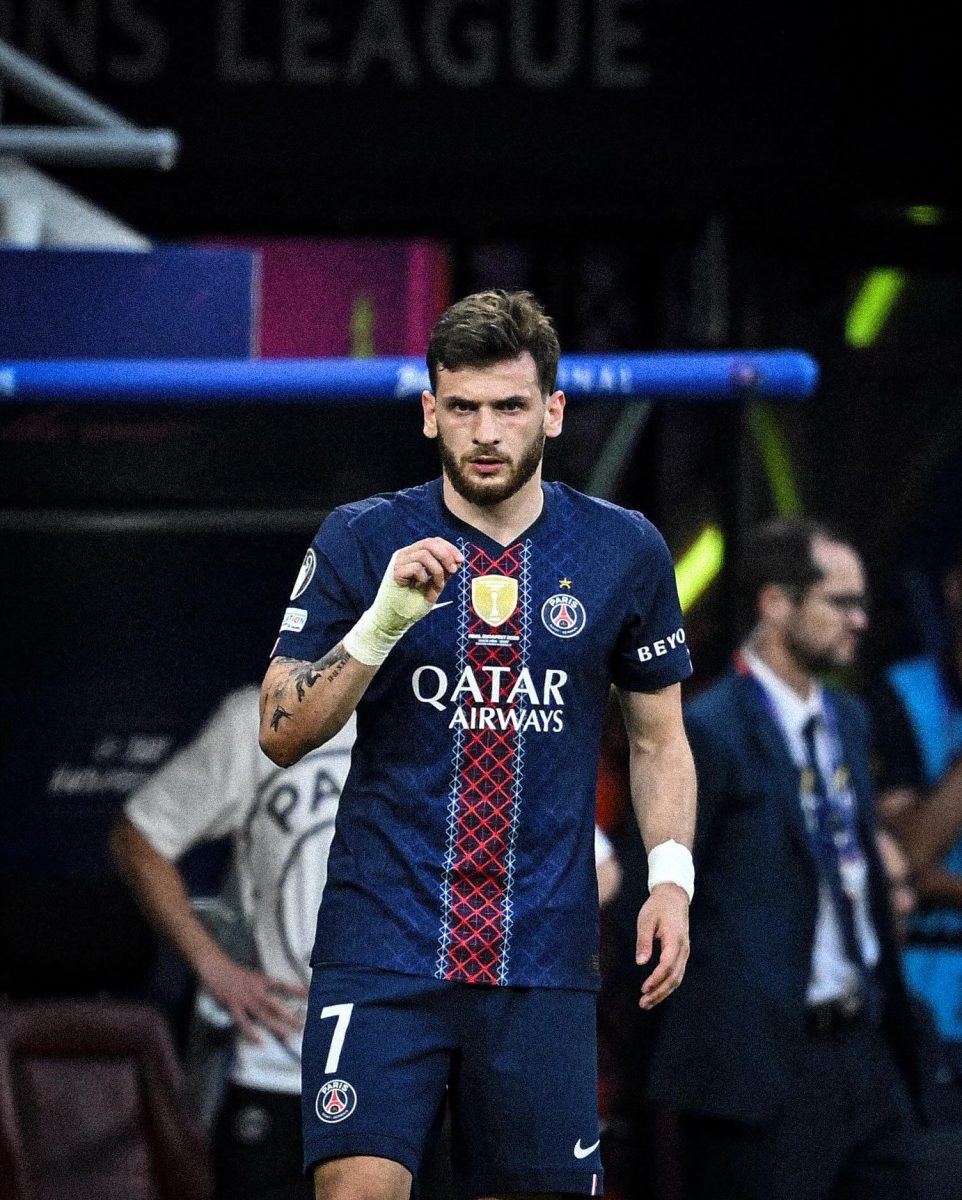 ```plaintext
Futbalista v drese Paríž Saint-Germain na ihrisku počas zápasu Ligy majstrov.
```