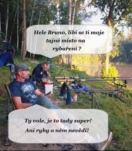 Muž loví ryby na tajnom mieste pri jazere so známym, v pozadí stromy a západ slnka.