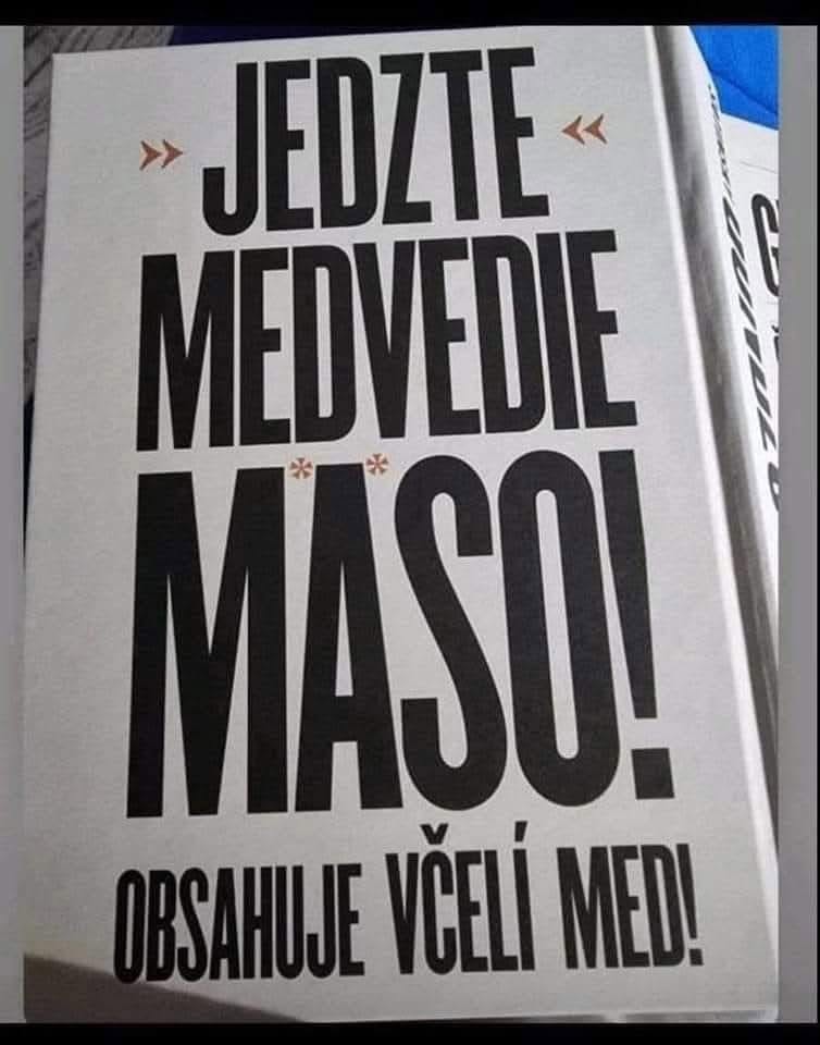 Kniha s vtipným nápisom Jedzte medvedie mäso! Obsahuje včelí med na bielej obálke.