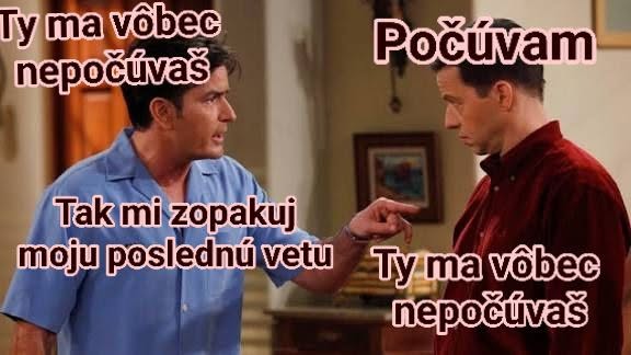 Dvaja muži diskutujú, jeden tvrdí, že ho druhý nepočúva, druhý opakuje jeho vetu v interiéri s obrazy na stene.