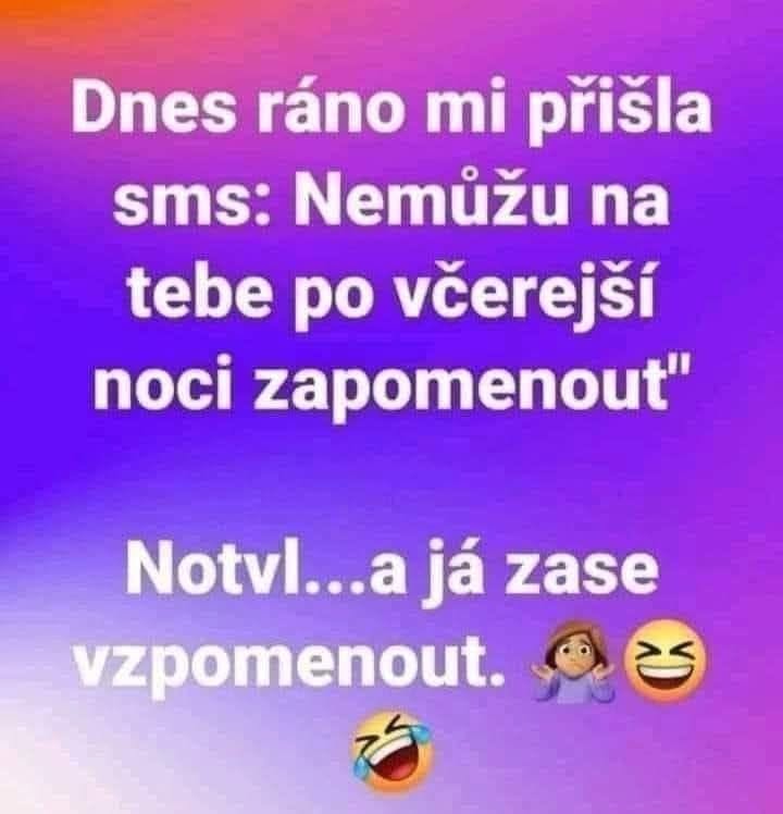 Vtipná SMS konverzácia: jeden nezabudol na včerajší večer, druhý by radšej zabudol. Obrázok s farebným pozadím.