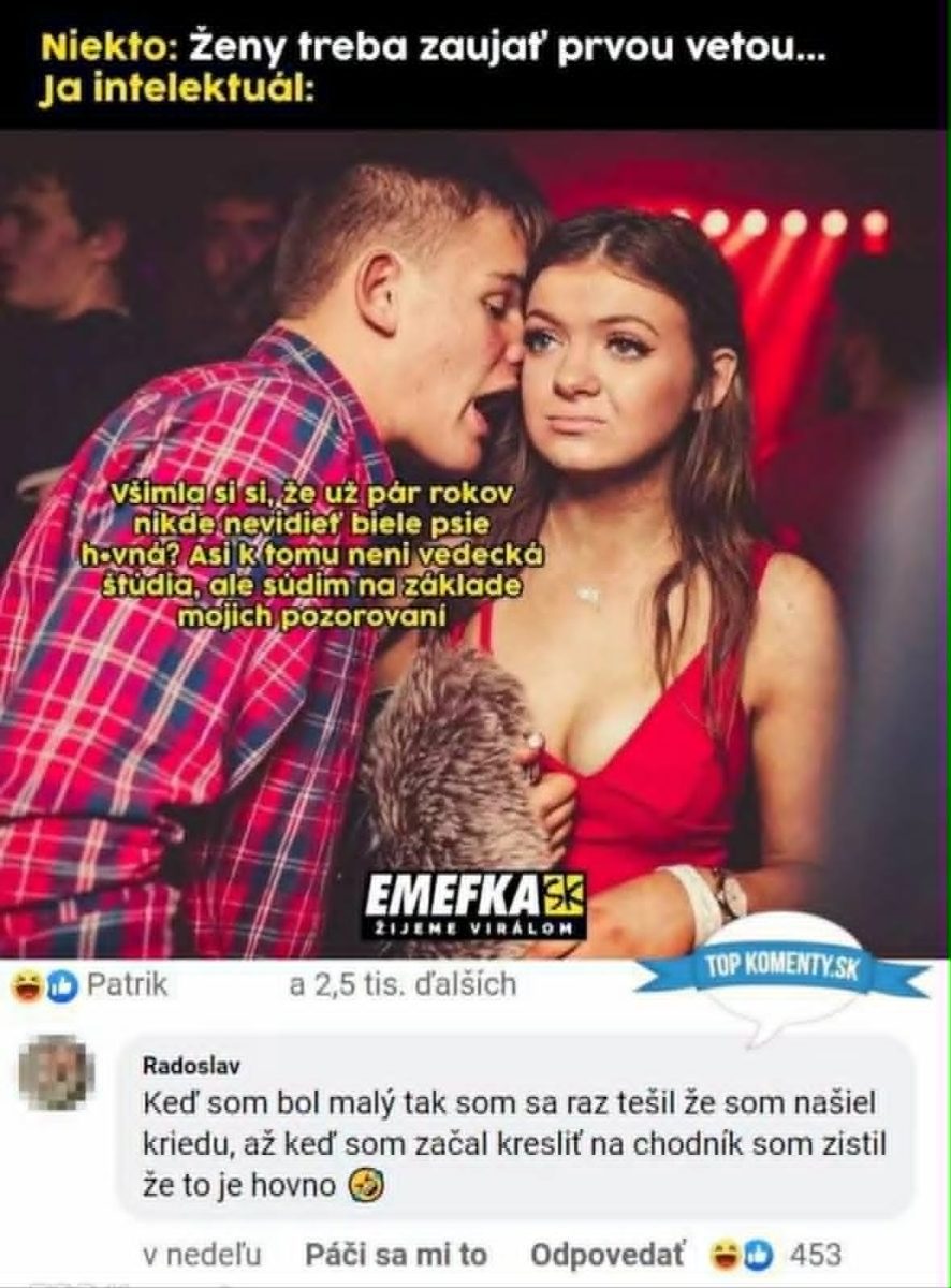 Mladík šepká dievčaťu na párty vtip o bielych psích exkrementoch, jej reakcia je skôr zmätená než zaujatá.