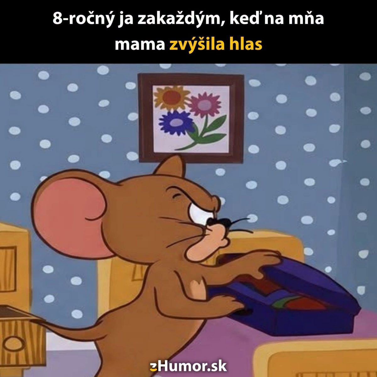 Kreslená myš so zamračeným výrazom otvára zásuvku, text o zvyšovaní hlasu od mamy, humor.