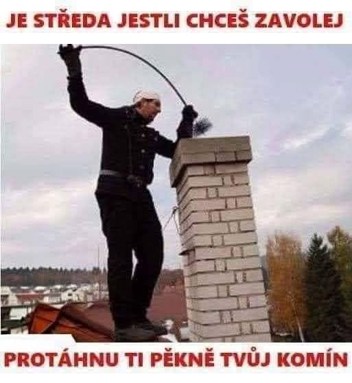 Komínik čistí tehlový komín, drží čistiaci nástroj na streche, text nahoře je vtipný výrok o čistení komína.
