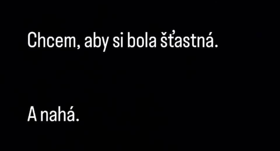 Textový obrázok so správou o šťastí a nahote na čiernom pozadí.